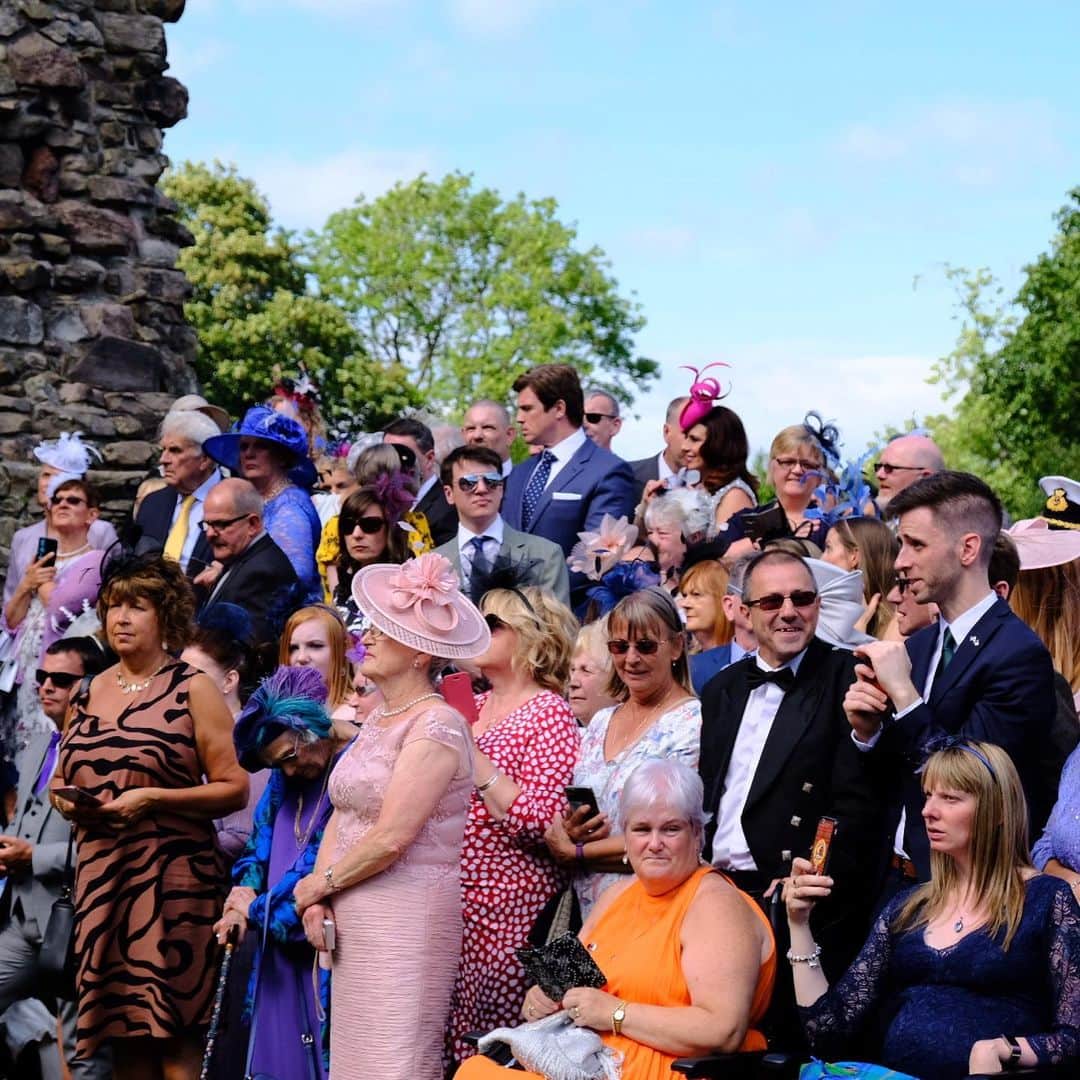 ロイヤル・ファミリーさんのインスタグラム写真 - (ロイヤル・ファミリーInstagram)「The sun shone on the Palace of Holyroodhouse yesterday afternoon for the annual Garden Party hosted by The Queen during #HolyroodWeek! 🌞  The Princess Royal, @hrhthedukeofyork and The Earl of Forfar also attended and, alongside Her Majesty, met some of the 10,000 invited guests.  Swipe ➡️ for images from the day.」7月4日 3時37分 - theroyalfamily