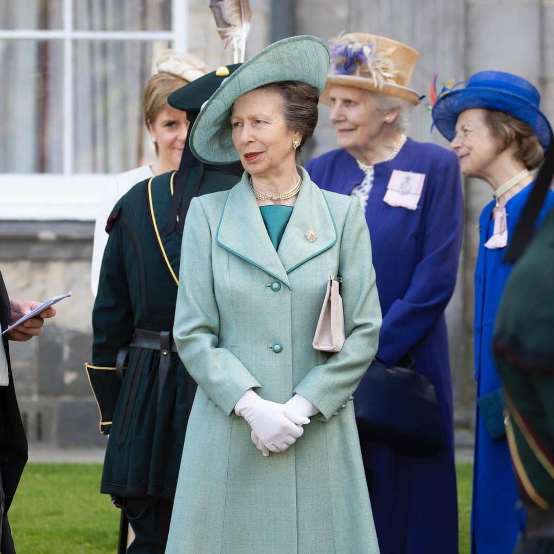 ロイヤル・ファミリーさんのインスタグラム写真 - (ロイヤル・ファミリーInstagram)「The sun shone on the Palace of Holyroodhouse yesterday afternoon for the annual Garden Party hosted by The Queen during #HolyroodWeek! 🌞  The Princess Royal, @hrhthedukeofyork and The Earl of Forfar also attended and, alongside Her Majesty, met some of the 10,000 invited guests.  Swipe ➡️ for images from the day.」7月4日 3時37分 - theroyalfamily