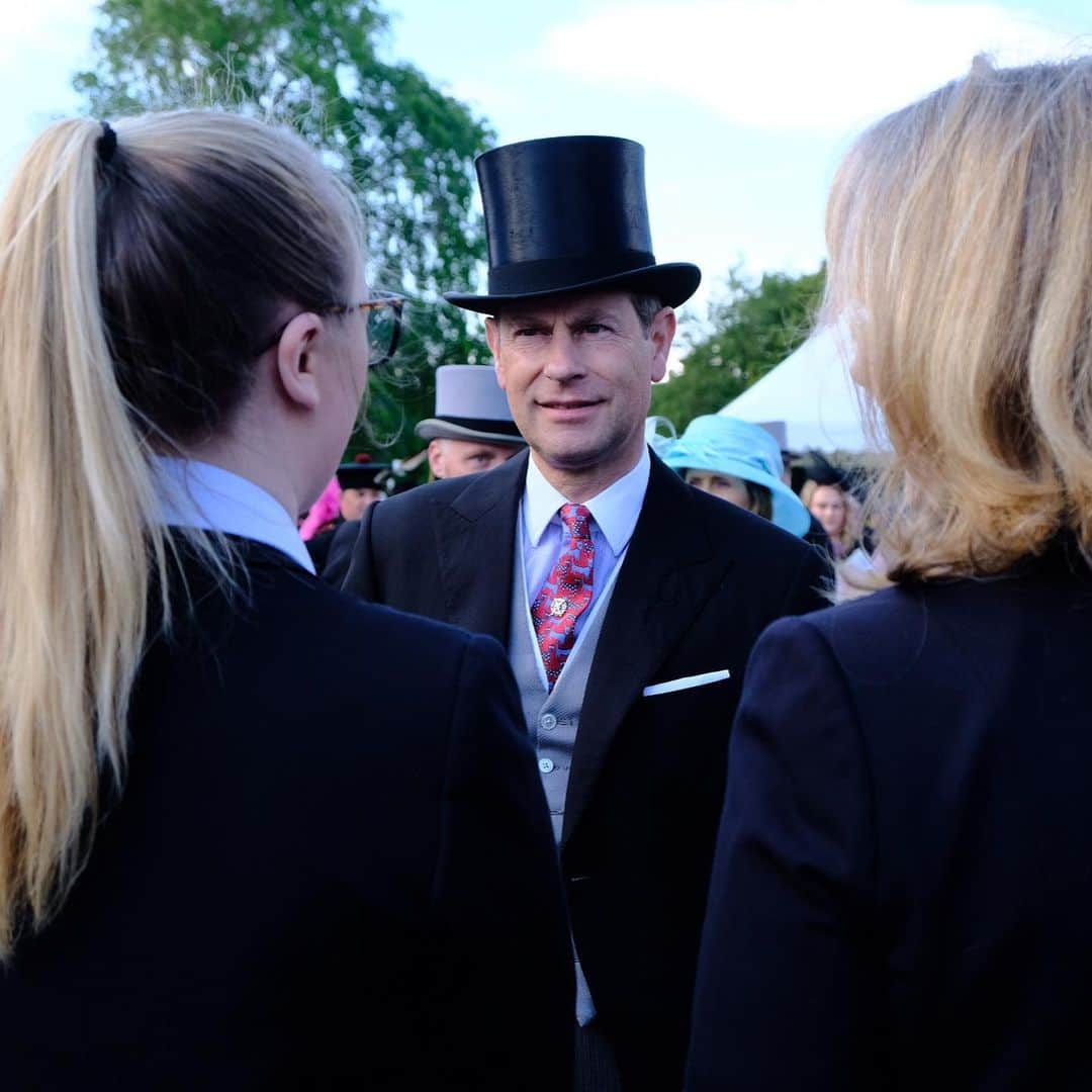 ロイヤル・ファミリーさんのインスタグラム写真 - (ロイヤル・ファミリーInstagram)「The sun shone on the Palace of Holyroodhouse yesterday afternoon for the annual Garden Party hosted by The Queen during #HolyroodWeek! 🌞  The Princess Royal, @hrhthedukeofyork and The Earl of Forfar also attended and, alongside Her Majesty, met some of the 10,000 invited guests.  Swipe ➡️ for images from the day.」7月4日 3時37分 - theroyalfamily