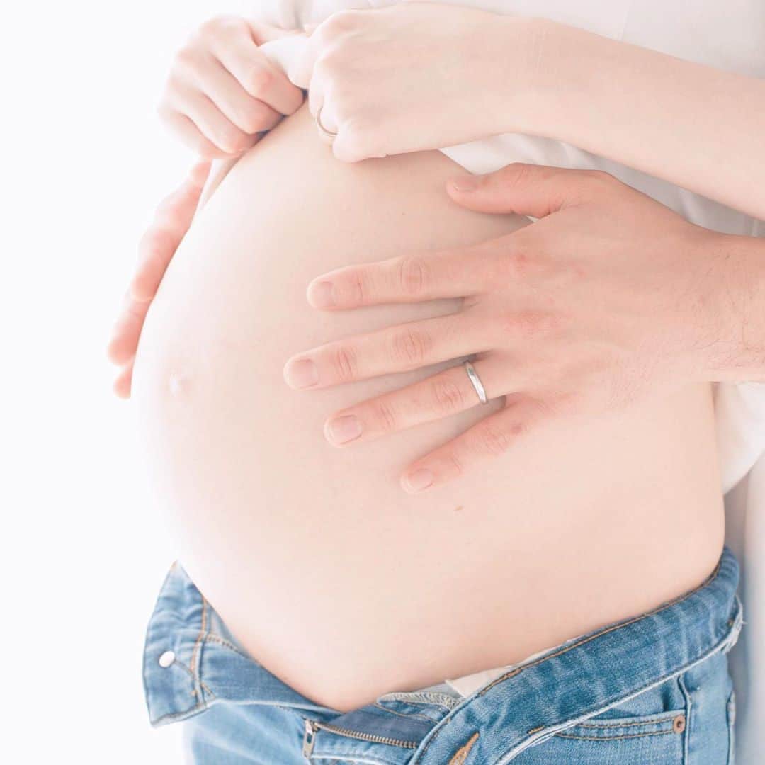 しほの涼のインスタグラム：「予定日まであと10日になりました🤰💕 赤ちゃんの頭が随分と下がってるので、恥骨の辺りに圧迫感があるのと、胃に少しスペースが出来たからか食欲が凄くて 食べづわり みたいになってます😓💦 一昨日から凄く眠いし、いくら食べても満腹にならないし、お産の為に自然と体力を付けてるのかな？🤔 大きさも2900gほどあっていつ産まれても大丈夫🙆‍♀️早く会いたいから出てきてほしいけど、もう少しお腹の中でくっついてたい。 矛盾してるけど、お腹が引っ込んじゃう方が悲しいかも😢  #38w #38週 #臨月 #正産期 #正産期突入 #複雑な心境 #令和ベビー #令和ベイビー #プレママ #ママリ #マタニティ #妊婦 #初産 #女の子ママ #女の子ベビー #マタニティ記録 #マタニティ生活 #マタニティフォト #マタニティ写真 #家族写真 #後期つわり #空腹 #初マタ #初マタライフ #初マタ記録」
