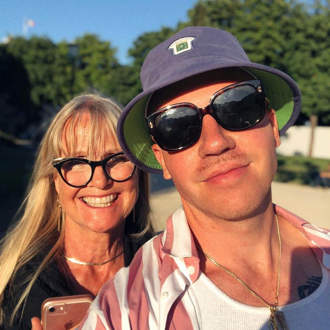 マックルモアーさんのインスタグラム写真 - (マックルモアーInstagram)「Out here in Paris with my mama in law.  Glowed up.  Grown up.  She use to not trust my ass at all, as I’d sneak in and out of her house to visit @baba_g on the late night.  Now we in Paris eating appetizers, shopping, walking the city and looking out the window at the Eiffel Tower.  Life is good.  Change is good.  I love her beyond words.  And I think she likes me now ❤️🇫🇷」7月4日 3時47分 - macklemore