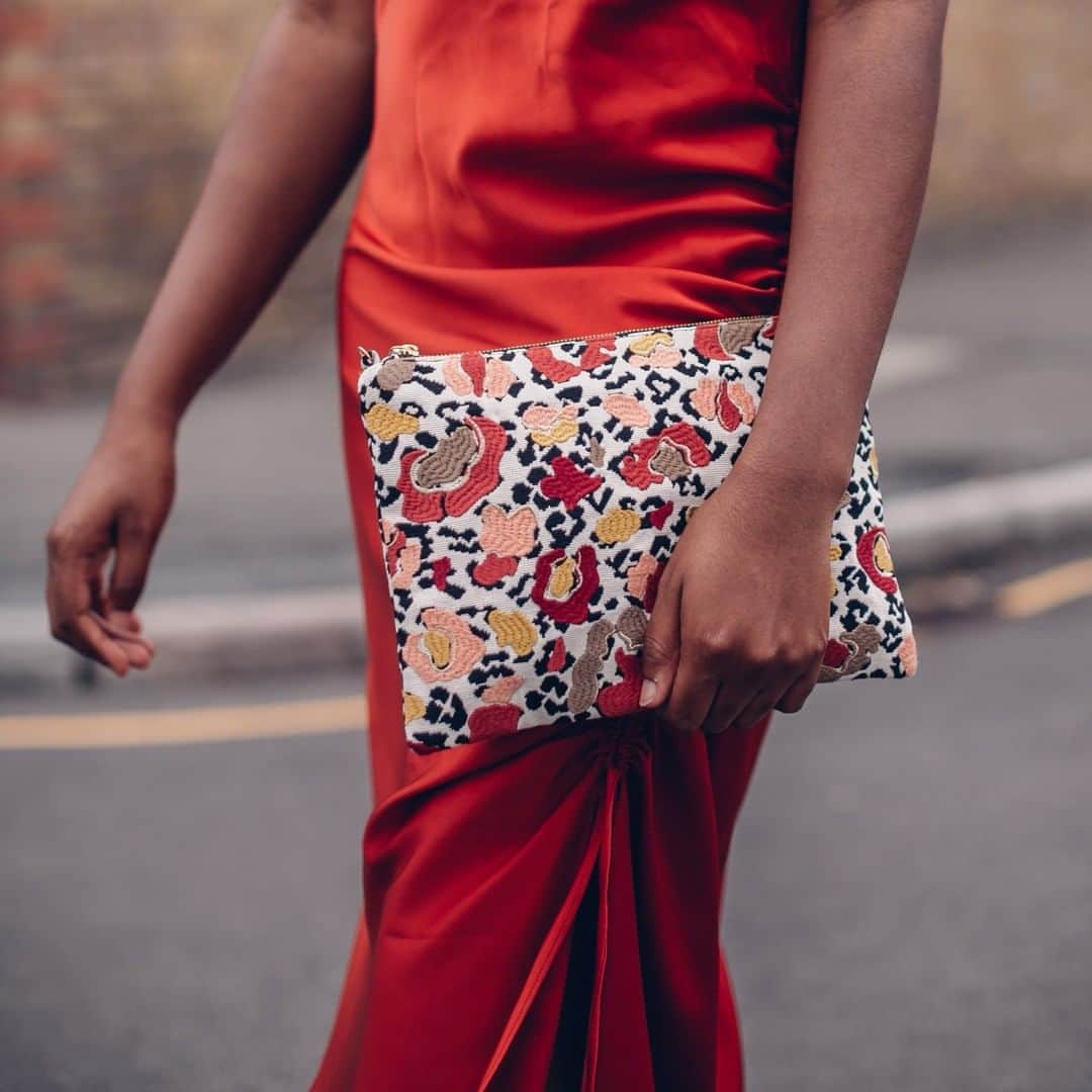 アクセサライズのインスタグラム：「Add an element of surprise to your evening ensemble with our leopard print clutch bag. Carried by a glamorous chain strap, Animal spots meet the embroidery trend in this piece. 📷 @lolafaith 🔍 7906289700  Tap the link in the bio to shop now.  #Accessorize #Accessorizer」