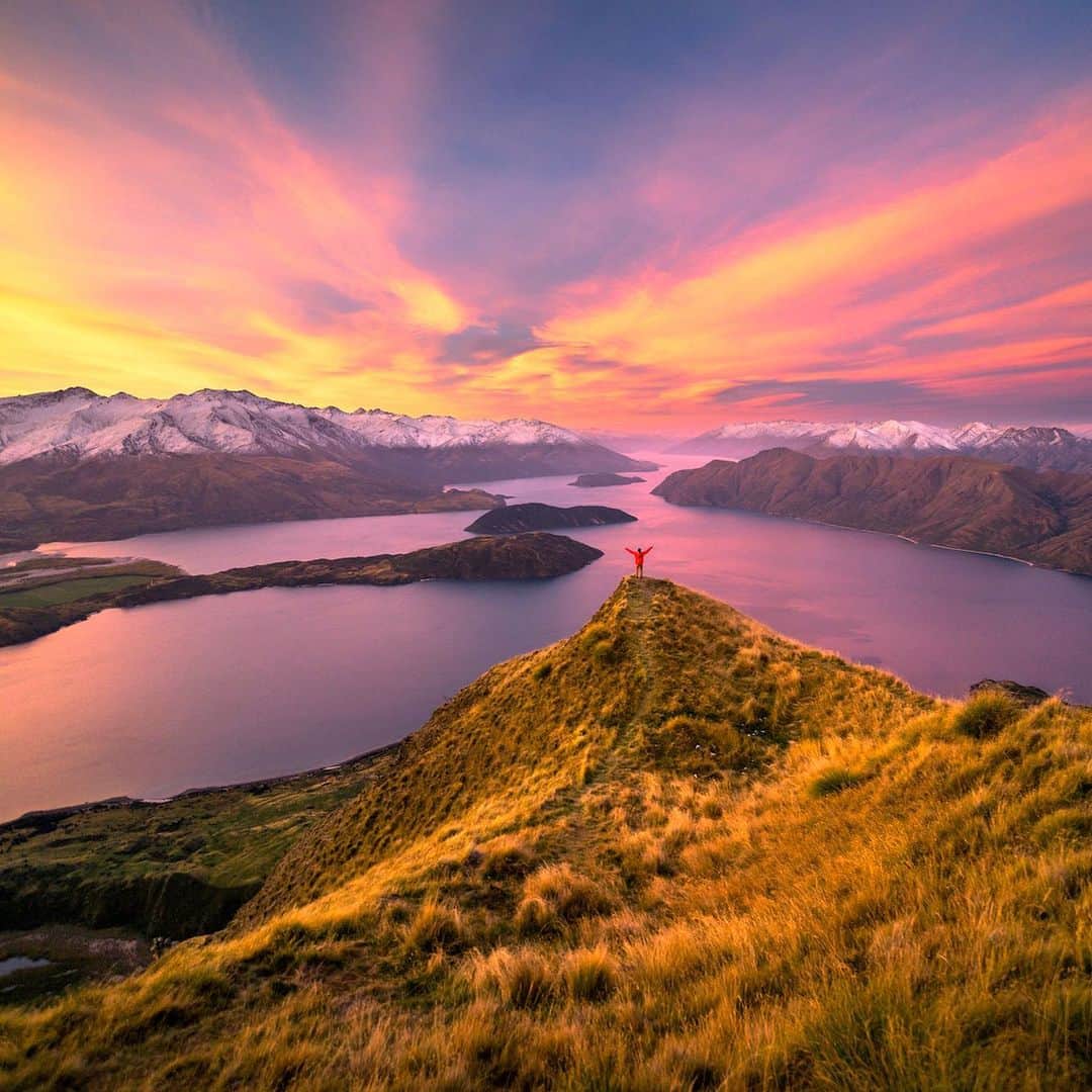 クリス・バーカードのインスタグラム：「Pure New Zealand magic. Every once in a while the planet does something extra special that reminds you just how beautiful this world is. This was one of those nights. Even just looking back at this photo makes me feel a deep appreciation for the place we call home.  It may not be Earth Day, World Oceans Day, etc., but here’s a sometimes much needed daily reminder of how incredible the planet is. A reminder to treat it well and also to explore it, both equally important in today’s world.」
