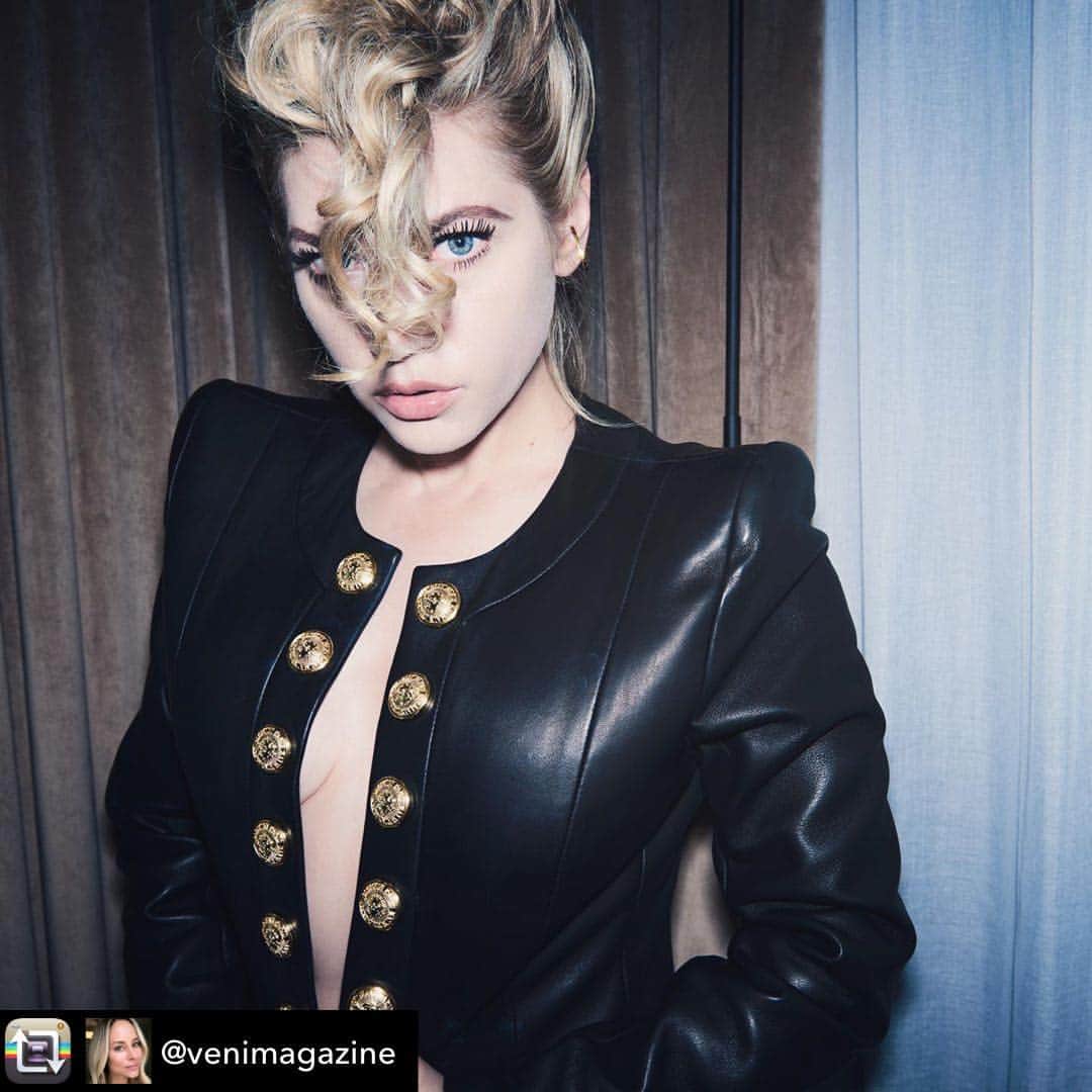 キャサリン・ウィニックのインスタグラム：「VENI Magazine July 2019 - Shot by @fredericauerbach @venimagazine」