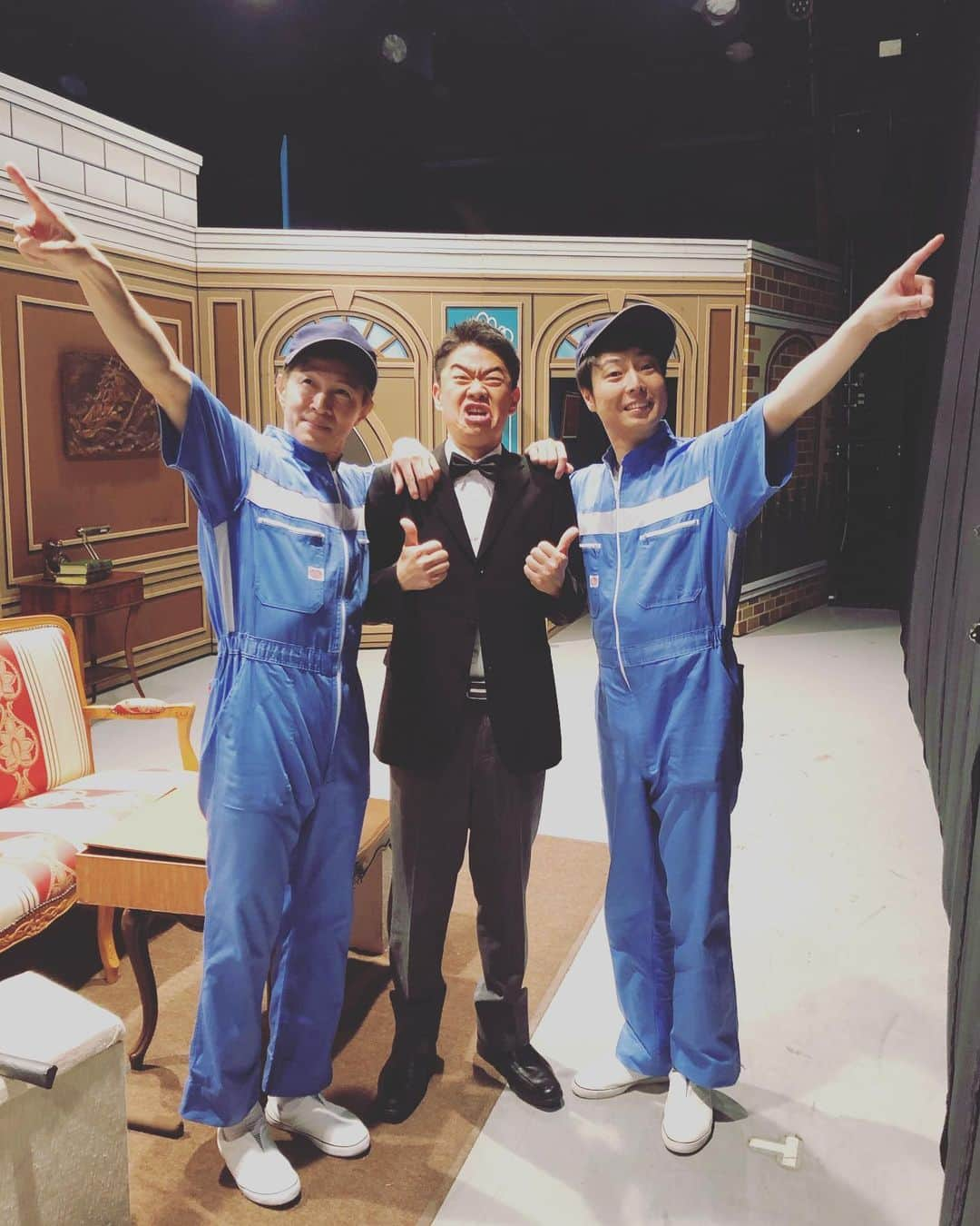 アキ（荒木良明）さんのインスタグラム写真 - (アキ（荒木良明）Instagram)「よしもと西梅田劇場にて信濃岳夫リーダー週吉本新喜劇。「ゾクゾクする引っ越しなのよ」7月8日（月）まで公演。清水けんじ君がメッチャ怒ってるみたいでしょー。引っ越しやさん、楽しくやらせてもらってまーす。 キラーン✨✨ • • • #よしもと西梅田劇場 #信濃岳夫リーダー週 #清水けんじ リーダー #ゾクゾクする引っ越しなのよ #信濃引っ越しセンター #キラーン #進みましょう #時間がもったいない #somanykindofaki #引越し屋さん #そういう時期でしょ #吉本新喜劇 #新喜劇アキ #いぃよぉ」7月4日 15時03分 - mizutamareppuaki