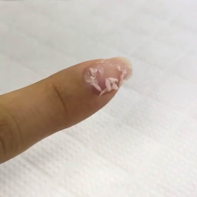 のインスタグラム：「. 本日は『トレーニングベースジェル』をご紹介します🎉✨ . こちらのベースジェルはオフがとっても簡単にスルッと出来ますので、 ジェルを繰り返し練習したい方、ネイルスクール生の方におすすめです❣️ . こちらのベースジェルの使い方は、まず通常通りケアをしていただき、ベースを塗った後、カラージェルとトップジェルで仕上げます。 実際のオフの様子は、動画をご覧ください✨ . このようにウッドスティックで軽くこするだけで、オフがとても簡単に出来、地爪へのダメージもほぼ無いため、繰り返しオン&オフが可能です💅✨ . 仕事のお休みの日だけネイルを楽しみたい方、ウェディングのときだけネイルされたい方などにもぴったりです❣️ . ぜひお試しください😊💖 . 4g 1,800円（サロン価税別） . . #leafgelpremium #leafgel #leaf #リーフジェル #リーフジェルプレミアム #リーフ #セルフジェルネイル #セルフネイル #nailstagram #japanesegel #ベースジェル #トレーニングベースジェル #ジェル検定 #爪を傷めない #地爪に優しいジェル #ウェディング #ブライダルネイル #ネイルスクール #ナチュラルネイル #美甲 #美甲設計」