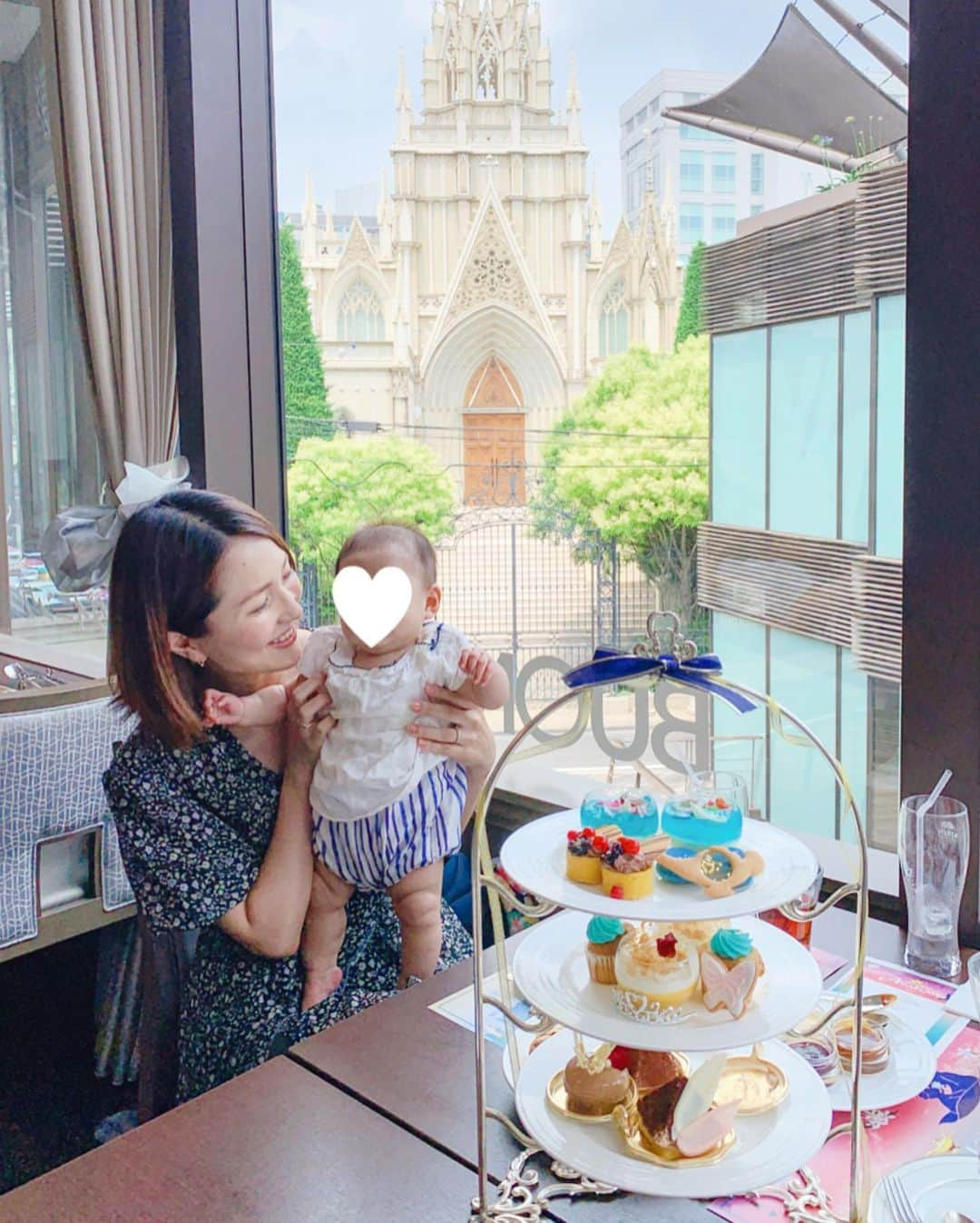 Remiさんのインスタグラム写真 - (RemiInstagram)「Arabian night afternoon tea🧞‍♂️💜️ 先日はベビークラスの後にママ会☕️ 表参道のセントグレース大聖堂の目の前にある @wine_dining_vinobuono で開催中のアラビアンナイト・アフタヌーンティーを🏰️🧁🍽 アラジンの魔法のランプや、ピラミッド型ケーキなど見てるだけでワクワクするスイーツ🦋💕 目の前の大聖堂ではちょうど結婚式の前撮りをしているカップルがいて、幸せな気分に浸りつつ優雅な時間を過ごせました🌹💍 . . ソファ席ややオムツ替え台もあり子連れで楽しめるレストランでした👶🏻🍽 詳しくは記事でレポートしてます📝 @lovetabi_mama  @lovetabi_travel  #アフタヌーンティー #アラビアンアフタヌーンティー #ヴィーノボーノ  #青山カフェ #ママ会 #子連れカフェ #afternoontea #arabiannight #LOVETABI #LOVETABIMama」7月4日 14時59分 - remi_912