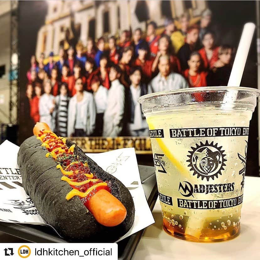 のインスタグラム：「@ldhkitchen_official . 『出張居酒屋えぐざいる～BATTLE OF TOKYO KITCHEN～』開催中🔥‼️ . BATTLE OF TOKYO～ENTER THE Jr.EXILE～ 4チーム総当りコラボバトル開幕！！ Jr.EXILE世代によるリアルファイト 新たな歴史のはじまりを目撃せよ！！ ENTER THE Jr.EXILE . 【💁‍♂️FOODコーナーからのご紹介💁‍♀️】 ⭐️MAD JESTERS⭐️ ●HOT MAD DOG🌭 黒いドッグパンに、黄色いチーズソースをトッピングした、チームロゴの色を意識したホットドッグ🌭ベーコンチップの食感が面白い1品です🤤 . ●JESTER ENERGY🥤 エナジーコンクと炭酸を組み合わせたドリンクにブルーベリーのコーティングジュースとレモンスライス🍋が入ったさわやかでエネルギッシュなドリンクです💪😆 . ぜひ、お召し上がりください☺️✨ . 出張居酒屋えぐざいるでパワー補給💪をして、みんなでBATTLE OF TOKYOで最高に盛り上がりましょう😆✨ . 【FOODメニュー】 ☆FOOD 《MAD JESTERS》 ・HOT MAD DOG 800円 《ROWDY SHOGUN 》 ・SHOGUN KEBAB 800円 《JIGGY BOYS》 ・JIGGY SOBA 800円 ☆DRINK 《MAD JESTERS》 ・JESTER ENERGY 700円 《ROWDY SHOGUN 》 ・ROWDY JUICE 700円 《Astro９》 ・Astroberry 700円 《JIGGY BOYS》 ・スムーJIGGYマンゴー 700円 ☆SWEETS 《Astro９》 ・Astroパイン 700円 . 【OKASHIメニュー】 ★BATTLE OF TABLET～パイン味～(全38種) 1000円 ★出張居酒屋えぐざいるWATER 500円 ～BATTLE OF TOKYOネックストラップ付～(全38種) . 【ENNICHIコーナー】 ★Jr.えぐスター ★Jr.えぐピンポン ★Jr.えぐビンゴ ★Jr.えぐコロ ★Jr.えぐフォール ★バトみくじ . 【営業日時】 7/4(木)～7/7(日) FOODコーナー・OKASHIコーナー・ENNICHIコーナー 販売時間：11：00～19：30(終演後1時間程度) . 【場所】 千葉 幕張メッセ 国際展示ホール１ 出張居酒屋えぐざいるブース . 【 注意事項 】 ●商品には数に限りがございますので、無くなる場合がございます。 ●食品は、手洗いを充分にしてからお早めにお召し上がり下さい。 ●荒天等の場合、営業を中断、中止する場合がございます。 ●営業時間は、混雑状況や天候等により、予告無く変更する場合がございます。 ●基本、屋内となります。体調にはくれぐれもお気をつけいただき、熱中症対策を十分に準備し、お越し下さいませ。 ※上記の注意事項、予めご了承ください。 . #BATTLEOFTOKYO #幕張 #出張居酒屋えぐざいる #JrEXILE #MAKUHARI #LDHkitchen #MADJESTERS #HOTMADDOG #JESTERENERGY #わくわくがとまらない #幕張メッセ」