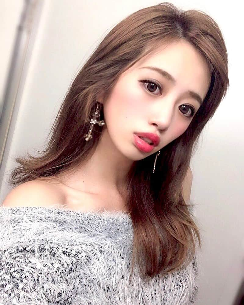 央川かこさんのインスタグラム写真 - (央川かこInstagram)「今日は美容室いってくるね💇‍♀️✨ ・ タイの日差しと水で 髪が大変なことになっちゃったから 生き返らせてもらわなきゃ😭🙏💦 ・ 色も暗くしてもらお💓 ほんじゃ行ってきまーす🐾 ・ #美容室 #トリートメント #カラー #カット #レースクイーン #ラウンドガール #モデル #撮影 #タイ #ダイエット #トレーニング #筋トレ #ファスティング #オフショル #オフショルニット」7月4日 13時30分 - kako.717