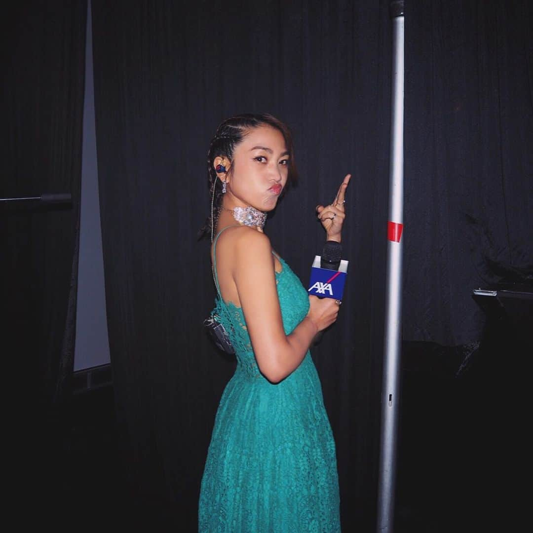 レスレイ・チアンさんのインスタグラム写真 - (レスレイ・チアンInstagram)「Ready to hit the stage! 🤟 #AXA #firework #wearethechampions #ready #stage #performance #cornrows」7月4日 13時31分 - lesleychianglove