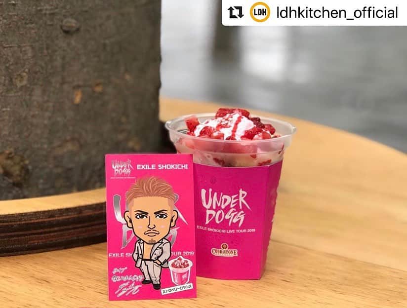のインスタグラム：「@ldhkitchen_official . 『出張居酒屋えぐざいる～UNDERDOGG KITCHEN～in SAITAMA』開催中✨‼️ . . 大きな野望を抱き音楽を愛する UNDERDOGGが 新たなMUSIC WORLDへ誘う これがEXILE SHOKICHIの音楽 これがEXILE SHOKICHIの世界 説明はいらない この空間を全身で感じよう . EXILE SHOKICHIの記念すべき初となるソロツアー💫✨ EXILE SHOKICHI LIVE TOUR 2019“UNDERDOGG”埼玉公演にて、出張居酒屋えぐざいるとして、FOODコーナー・OKASHIコーナー・ENNICHIコーナーを展開中😚🎉 . . ◆FOODコーナーからのご紹介💁‍♀️◆ 本日は、、、 【🍓ストロベリーロマンス🍓】 北海道産生クリームを使用した濃厚ミルク アイスクリームに🍨相性ばっちりのストロベリーをゴロゴロとトッピングし食感も楽しめる一品になっています😆💕 . . 出張居酒屋えぐざいるでパワー補給💪をして、みんなで“UNDERDOGG”で、最高に盛り上がりましょう☝️✨ . . 【FOODメニュー】 ☆FOOD ・PINK DOGG 800円 ・焼きそばwith UNDER PIG 900円 ☆DRINK ・UNDERDOGG TEA 700円 ☆SWEETS ・パンプキンロマンス 1000円 ・ストロベリーロマンス 1000円 【OKASHIメニュー】 ★UNDERDOGG ポーチ ～コーンスナック入り～ 3200円 ★SHOKICHIのTABLET～ストロベリー味～(全6種) 1000円 ★UNDERDOGG BOX ～チョコチップスコーン入り～ 800円 ★出張居酒屋えぐざいるWATER ～EXILE SHOKICHIネックストラップ付～(全6種) 500円 . 【ENNICHIコーナー】 ★UNDERDOGG サークル 500円 ★SHOKICHIのおみくじ300円 . 【営業日時】 7/4(木)　 OKASHIコーナー・FOODコーナー・ENNICHIコーナー 販売時間：12：00～19：00(終演後1時間程度) . 【場所】 埼玉 さいたまスーパーアリーナ2Fけやきひろば場外出張居酒屋えぐざいるスペース . . 【 注意事項 】 ●商品には数に限りがございますので、無くなる場合がございます。 ●食品は、手洗いを充分にしてからお早めにお召し上がり下さい。 ●荒天等の場合、営業を中断、中止する場合がございます。 ●営業時間は、混雑状況や天候等により、予告無く変更する場合がございます。 ●基本、屋外となります。熱中症対策を十分に準備し、体調管理にはくれぐれもお気をつけいただき、お越し下さいませ。 ※上記の注意事項、予めご了承ください。 ※その他会場は未定となっております。 . #UNDERDOGG #EXILESHOKICHI #EXILETRIBE #出張居酒屋えぐざいる #LDHkitchen #アリーナ #埼玉 #さいたまスーパーアリーナ #SAITAMA #SSA #わくわくがとまらない #ストロベリーロマンス」