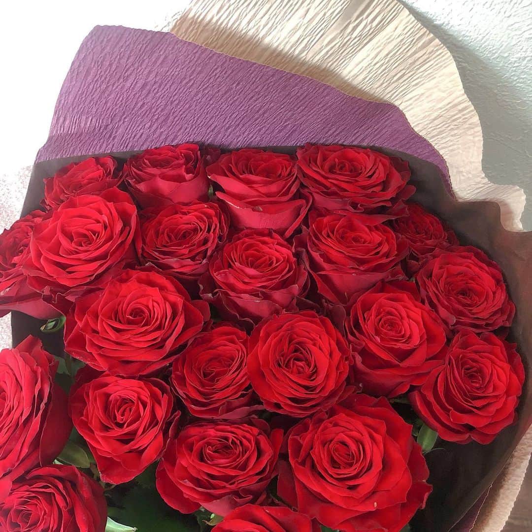 佐藤ノアさんのインスタグラム写真 - (佐藤ノアInstagram)「まだお誕生日じゃないのに毎日お誕生日お祝いしてもらっててハッピー先取りしちゃってます、嬉しいな〜🥀 初めてもらった年の分の赤い薔薇〜🥀」7月4日 13時39分 - sugar_79