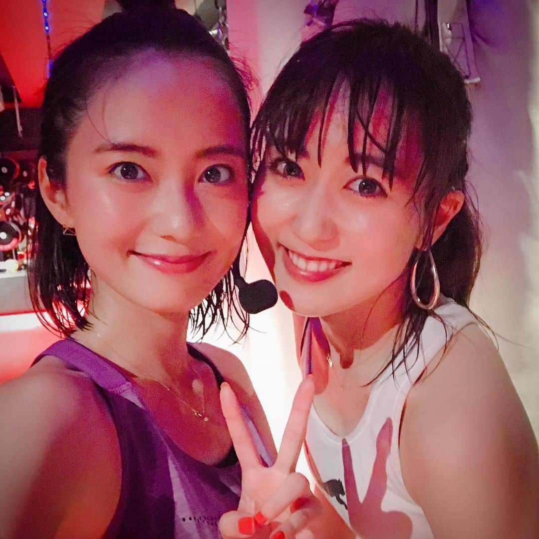 鉢嶺杏奈さんのインスタグラム写真 - (鉢嶺杏奈Instagram)「妹のななのb-monsterへ！ 思いっきり大汗かいてきましたー❤️ 私、妹loveでして、、、 妹のかっこよさと可愛さに メロメロなのでございますww こんなに綺麗な顔してるのに、 インストラクターのステージに立つと ドSキャラ出してみんなを追い込みますww かっこいいんだわ！それが！ 私のところにも何度も来てくれてwww お陰で、筋肉痛でロケ中も イタタタタっ！と声あげてましたw  体を動かすこと！ 運動することは、やっぱり楽しい！  私のストレス発散する方法は 運動すること。 モヤっと解決できないことがあると  ランニングに出かけますww 汗を流すとね！ 不思議とね、 前向きにポジティブになれるんです❤️ 今は梅雨だから なかなか体動かすのは億劫だけど たまにね 無理なくね！ 運を動かすって言うからね！ 身体動かして行きましょん❤️ b-monsterに行ったら大学の後輩たちにも会えました❤️ #NANA#b-monster#鉢嶺杏奈#運動#姉妹#LOVE#大学の後輩」7月4日 13時39分 - hachimine_anna