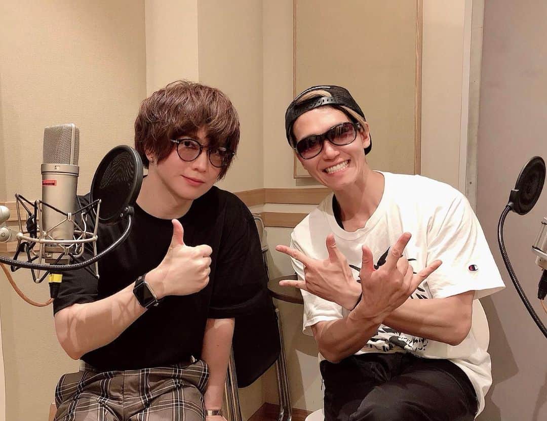 のインスタグラム：「BREAKERZのしんぴーさんのラジオ番組 BREAKERZ SHINPEIの「筋肉の乱れは心の乱れ！」が今夜﻿21時〜放送です。ラジオで歌ったの多分初めてな気がしますが楽しかった！ ラジオでは全く伝わらないのですがブースの中ではライブさながらに汗だくになりながら熱く歌っております笑笑 是非聴いてみてくださいね。そして前橋のラジオ局とか嬉しい！！﻿ ﻿ まえばしCITYエフエム（84.5MHz）﻿ http://www.maebashi.fm  #breakerz #shinpei #向日葵 #ヘッドホンして歌ってたから髪型がなんともアーティスト」