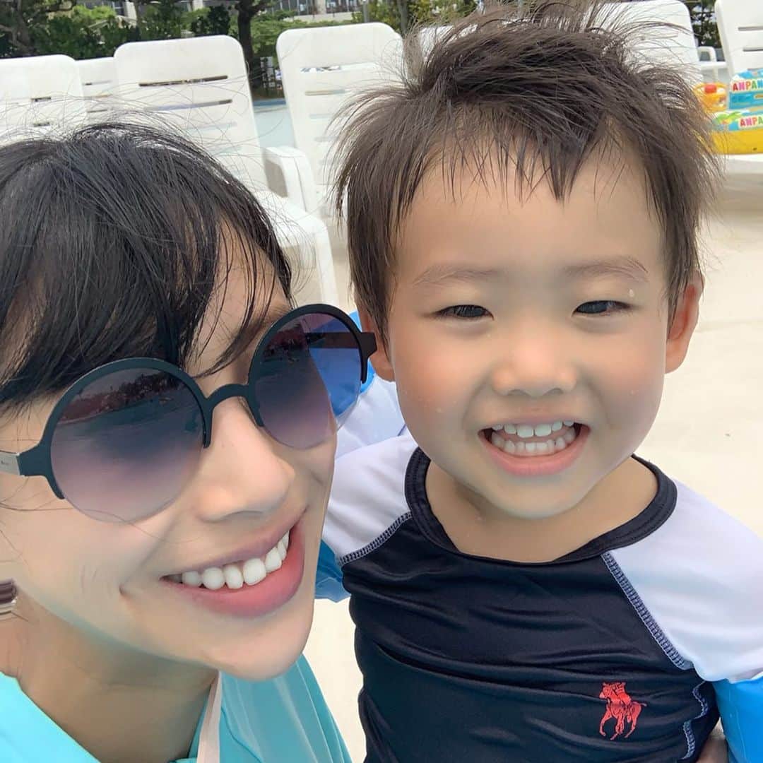 のインスタグラム：「自分の顔が映るのが面白いのか、インカメラの方が笑ってくれる😂💓（笑） ・ ・ ・  #海 #sea #summer #プール #pool #南国 #沖縄 #okinawa #ママ #baby #ママ友募集 #赤ちゃんのいる生活 #ママサークル #ママイベント #ママ会 #都内ママ #ベビスタグラム #mamagirl #ベビフル #コドモダカラ #コドモノ #ママリ #親バカ部 #新米ママ東京部」