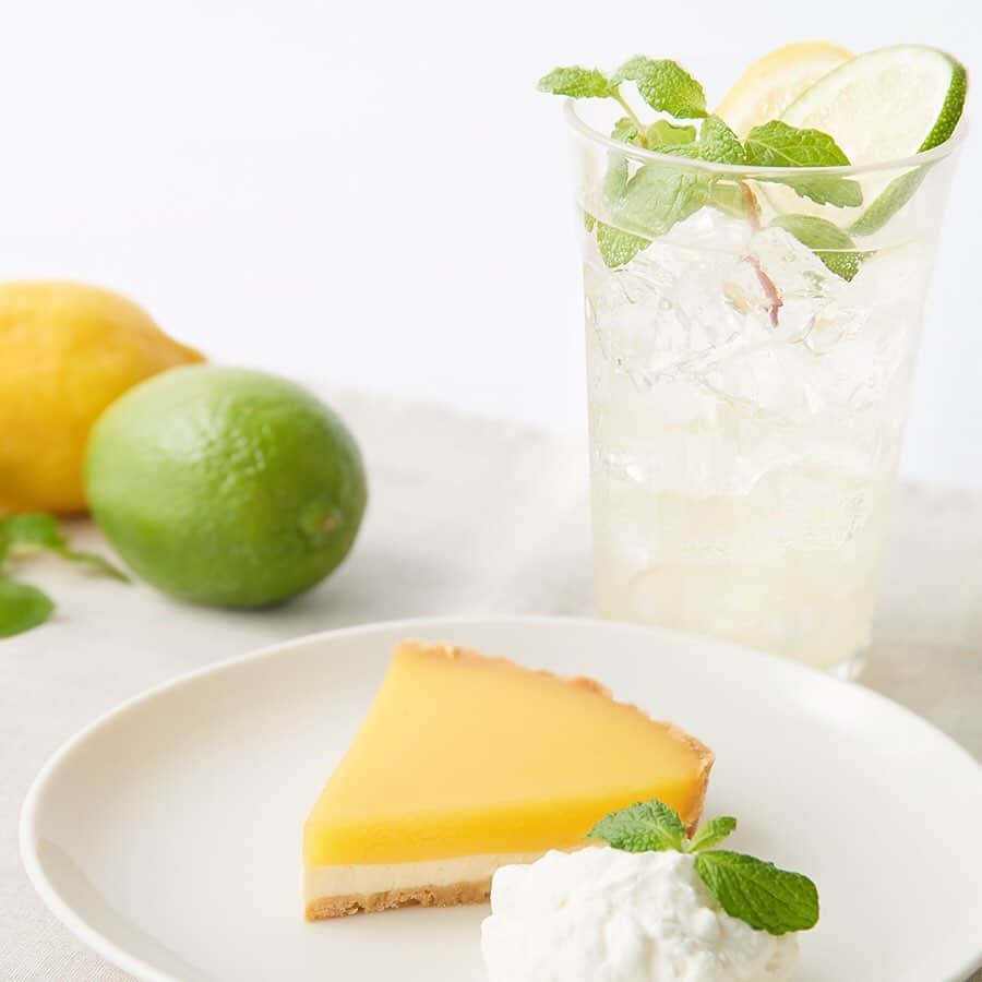 無印良品さんのインスタグラム写真 - (無印良品Instagram)「【Café&Meal MUJI】レモンを使った夏デザート＆ドリンク 甘酸っぱいレモンカードとクリームチーズを使った「レモンタルト」、高知県産の生姜にライムとレモンを合わせたシロップを炭酸で割った「ライムスカッシュ」。 Café&Meal MUJIでは、これからの季節にぴったりな夏のさわやかなデザート＆ドリンクをご用意してお待ちしています。 - #CaféandMealMUJI #CaféMUJI #無印良品 #MUJIカフェ #夏メニュー #夏 #summer #レモン #レモンカード #レモンタルト #高知県産 #生姜 #ライム #ライムスカッシュ」7月4日 14時00分 - muji_global