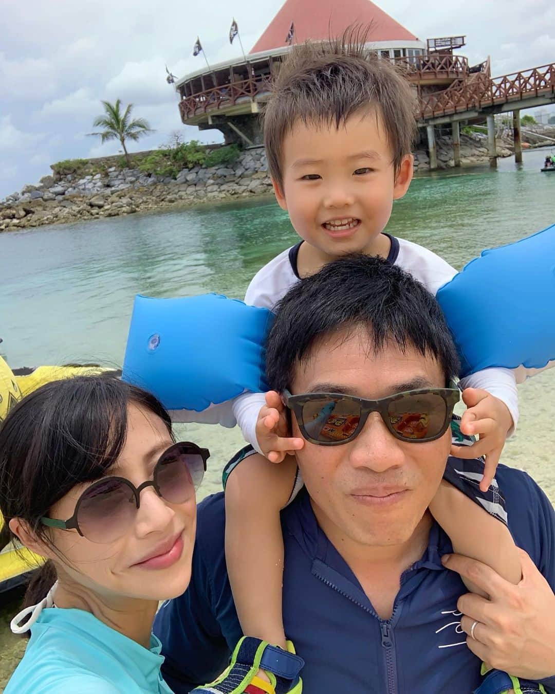 桜井未来さんのインスタグラム写真 - (桜井未来Instagram)「数少ないファミリーショット😂💓（笑） 旅行に来た時くらい撮っておかないとね😅💦（笑） なんか、書類提出する時にも家族の写真とか必要だったりして、全然なくていつも困るからね😅 サングラスじゃダメだけど（笑） ・ ・ ・  #海 #sea #summer #プール #pool #南国 #沖縄 #okinawa #ママ #baby #ママ友募集 #赤ちゃんのいる生活 #ママサークル #ママイベント #ママ会 #都内ママ #ベビスタグラム #mamagirl #ベビフル #コドモダカラ #コドモノ #ママリ #親バカ部 #新米ママ東京部」7月4日 14時01分 - miki.sakurai0214