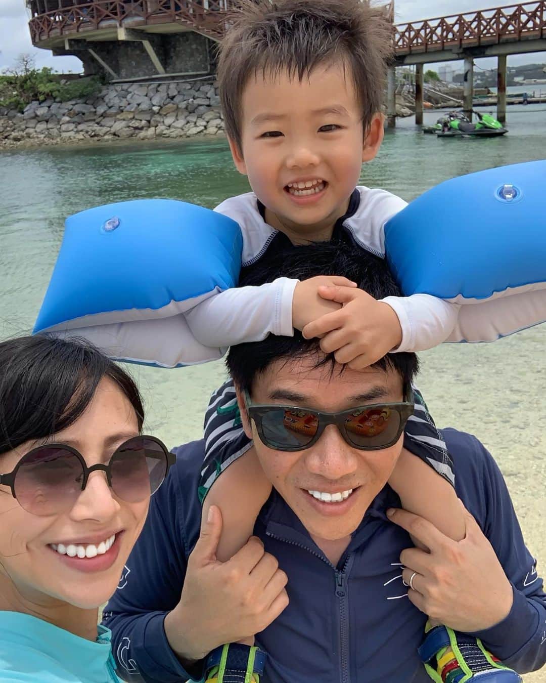 桜井未来さんのインスタグラム写真 - (桜井未来Instagram)「数少ないファミリーショット😂💓（笑） 旅行に来た時くらい撮っておかないとね😅💦（笑） なんか、書類提出する時にも家族の写真とか必要だったりして、全然なくていつも困るからね😅 サングラスじゃダメだけど（笑） ・ ・ ・  #海 #sea #summer #プール #pool #南国 #沖縄 #okinawa #ママ #baby #ママ友募集 #赤ちゃんのいる生活 #ママサークル #ママイベント #ママ会 #都内ママ #ベビスタグラム #mamagirl #ベビフル #コドモダカラ #コドモノ #ママリ #親バカ部 #新米ママ東京部」7月4日 14時01分 - miki.sakurai0214