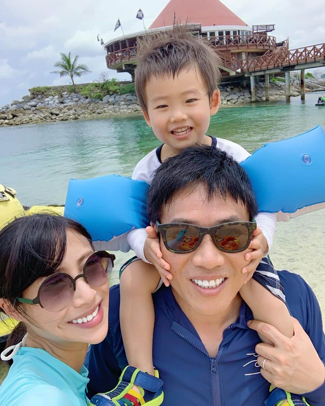 のインスタグラム：「数少ないファミリーショット😂💓（笑） 旅行に来た時くらい撮っておかないとね😅💦（笑） なんか、書類提出する時にも家族の写真とか必要だったりして、全然なくていつも困るからね😅 サングラスじゃダメだけど（笑） ・ ・ ・  #海 #sea #summer #プール #pool #南国 #沖縄 #okinawa #ママ #baby #ママ友募集 #赤ちゃんのいる生活 #ママサークル #ママイベント #ママ会 #都内ママ #ベビスタグラム #mamagirl #ベビフル #コドモダカラ #コドモノ #ママリ #親バカ部 #新米ママ東京部」