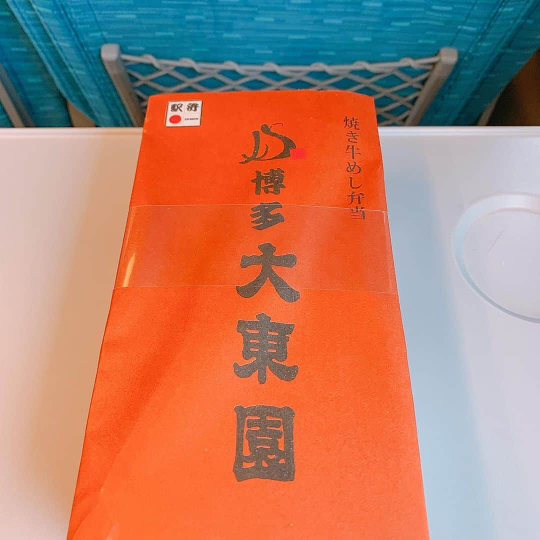 三遊亭とむさんのインスタグラム写真 - (三遊亭とむInstagram)「博多大東園 焼き牛めし弁当 博多駅 1200円  これぞ焼肉屋さんという感じのパッケージにそそられ購入しました。 蓋を開けたらご飯の上敷き詰められたお肉がドンっ これぞ焼肉弁当！  シンプル！！ ということは…やっぱりっ味抜群 奇をてらわないだけあって 肉、玉ねぎ、米、大根、高菜全て美味かった！ 肉の柔らかさもタレの味加減も濃すぎずちょうど良し  スーパー落語を始める奇だけを追求した私と 大違いっ！！ 駅弁界の五代目圓楽師匠！  こちは焼き牛めし弁当というネーミングを素敵でぐが僕が愛称つけるなら肉布団弁当でしょうか⁈ まさに ニック（肉）ネーム！  ９１点 #駅弁 #駅弁コンシェルジュ #落語家 #駅弁評論家 #おべんたぐらむ #大東園 #博多駅 #焼き牛めし弁当 #ダジャレ」7月4日 14時06分 - ekibenman