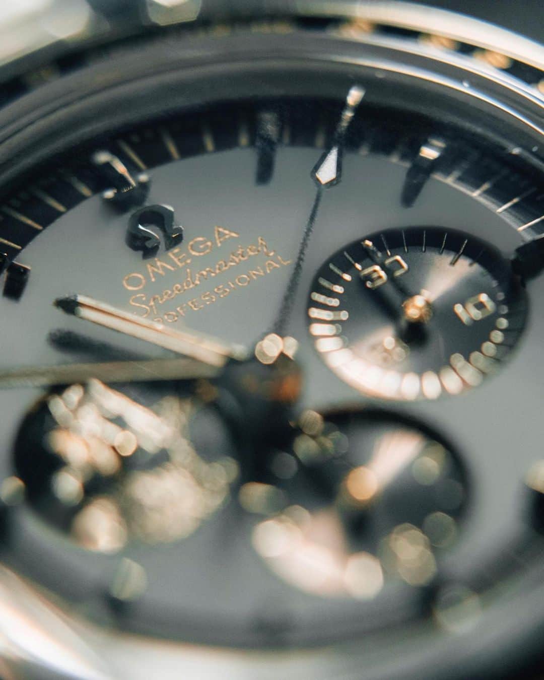 オメガさんのインスタグラム写真 - (オメガInstagram)「#Moonwatch Sharp suit - Great timepiece.」7月4日 14時08分 - omega