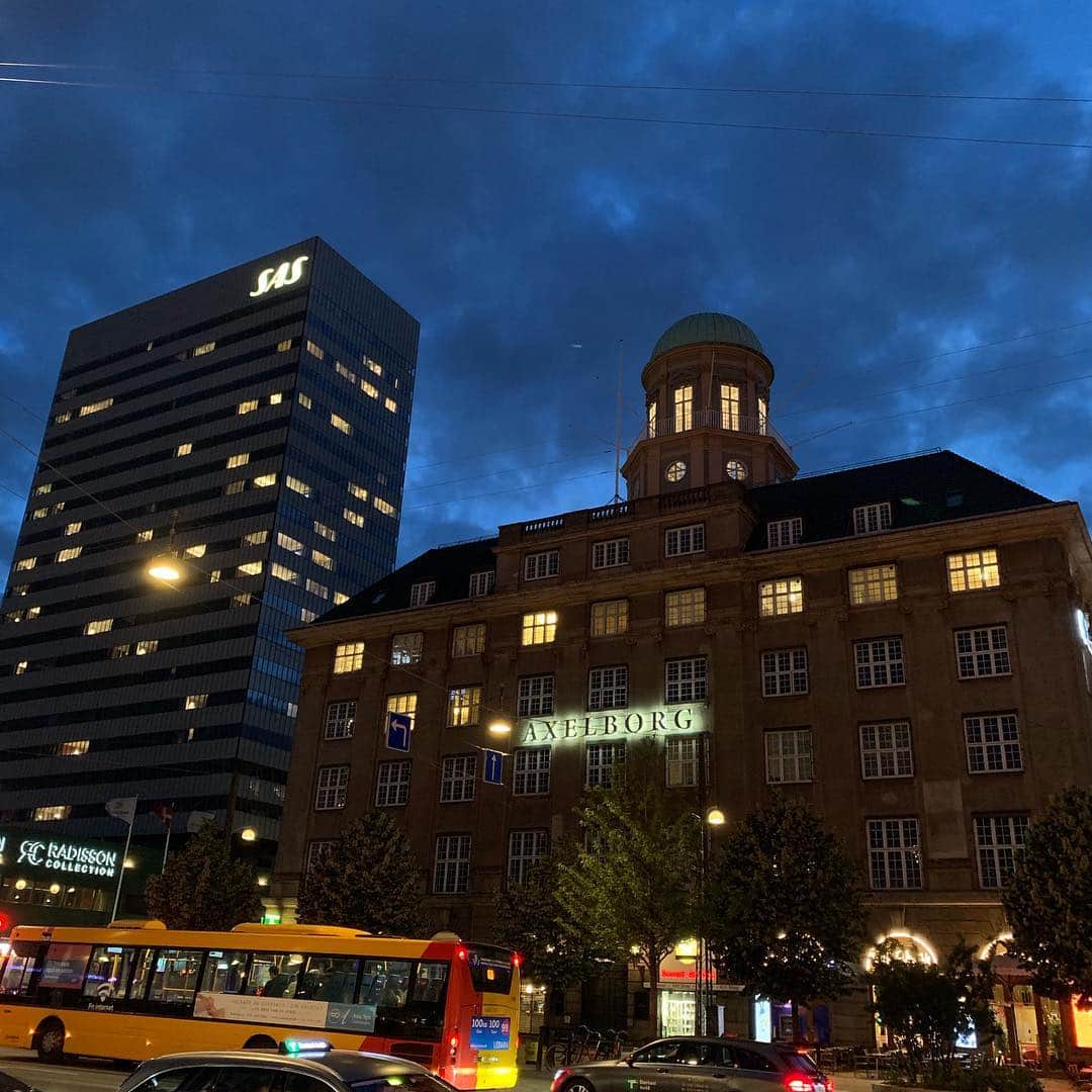 前田典子さんのインスタグラム写真 - (前田典子Instagram)「1日目の夜  #夜のチボリ公園 #ライトアップ #イルミネーション  #コペンハーゲン中央駅 と その付近  どこも絵になる ✨  東京からヘルシンキ経由でコペンハーゲンに到着。ホテルで夕飯食べてからまだ明るいからとチボリ公園へ 眠くて疲れたけど目が覚めた 行って良かった❣️ どんなけ動けるん？ アラフィフコンビ旅」7月4日 14時09分 - maenorichang