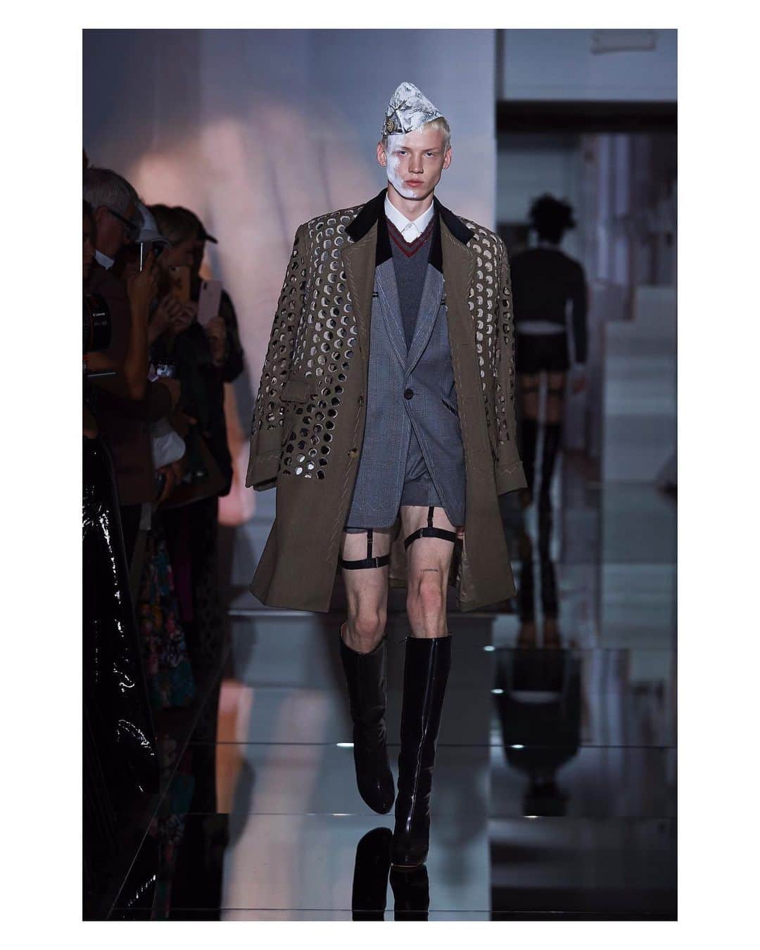 Maison Margielaさんのインスタグラム写真 - (Maison MargielaInstagram)「Olive Crombie coat with hand-cut holes worn with a digitally printed wool jacket with matching shorts, a grey sleeveless polyamide knit, and a white shirt. Black box leather boots and a white painted sailor hat. Look 4 from Artisanal Co-ed Collection AW19 designed by @JGalliano #MaisonMargiela」7月4日 14時31分 - maisonmargiela