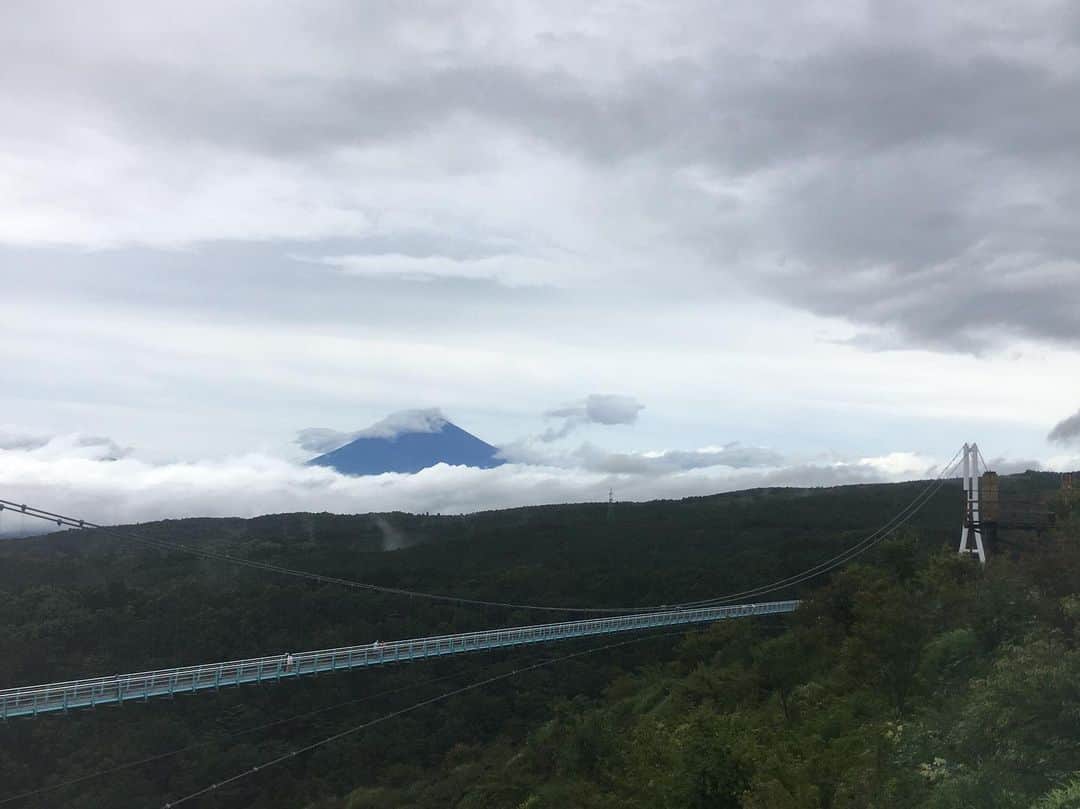 三島スカイウォーク／公式さんのインスタグラム写真 - (三島スカイウォーク／公式Instagram)「14時ごろのスカイウォークです📸 . 少しの間ですが、富士山が見えていました🗻 . 午前中は大雨でしたが、現在は雨も弱まっています☔️ . 雨上がりは富士山が見えるチャンスです✨ . ぜひスカイウォークへお越しください💕 . #三島スカイウォーク #スカイウォーク #静岡 #箱根 #伊豆 #三島 #観光 #吊橋 #吊り橋 #日本一 #富士山  #晴れ #雨 #雨あがり#mishimaskywalk #skywalk #japan #MountFuji #shizuoka #travel #trip #fun #instagood #nature #beautiful #followme」7月4日 14時41分 - mishima_skywalk