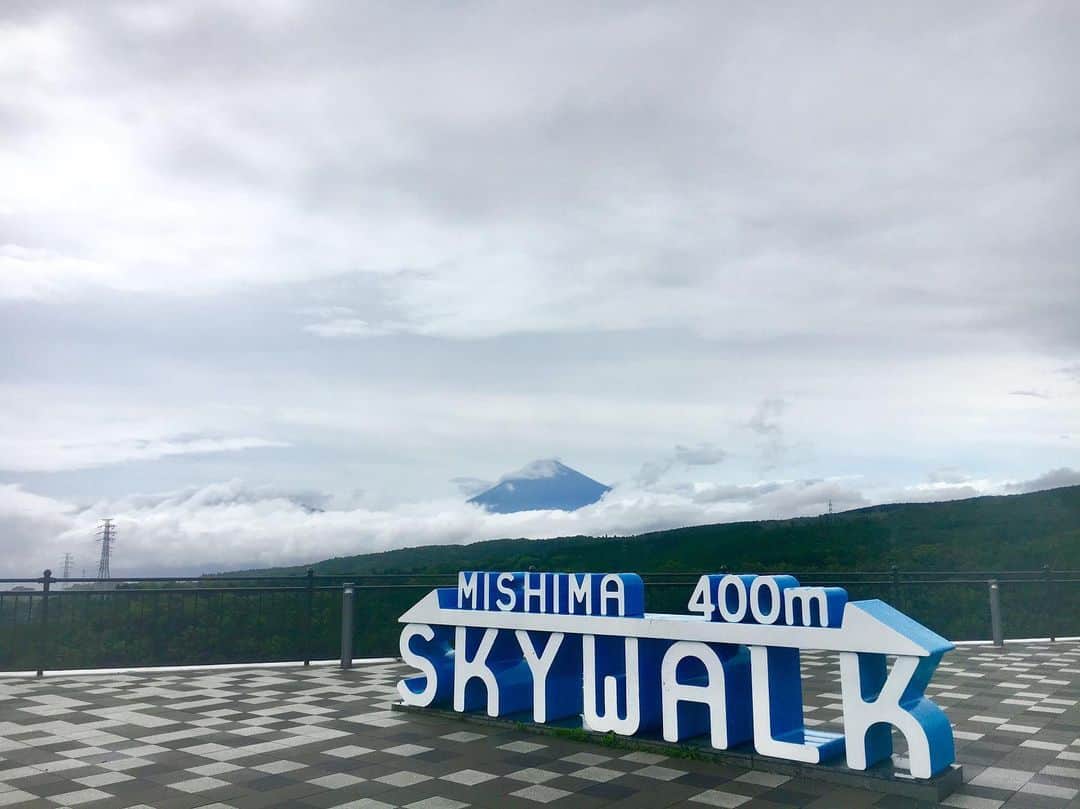 三島スカイウォーク／公式さんのインスタグラム写真 - (三島スカイウォーク／公式Instagram)「14時ごろのスカイウォークです📸 . 少しの間ですが、富士山が見えていました🗻 . 午前中は大雨でしたが、現在は雨も弱まっています☔️ . 雨上がりは富士山が見えるチャンスです✨ . ぜひスカイウォークへお越しください💕 . #三島スカイウォーク #スカイウォーク #静岡 #箱根 #伊豆 #三島 #観光 #吊橋 #吊り橋 #日本一 #富士山  #晴れ #雨 #雨あがり#mishimaskywalk #skywalk #japan #MountFuji #shizuoka #travel #trip #fun #instagood #nature #beautiful #followme」7月4日 14時41分 - mishima_skywalk