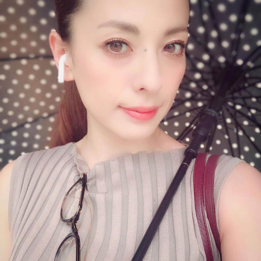 のインスタグラム：「今日は… 雨降り通勤から☔️1日がスタート  いろいろバタバタと… あっという間に午後業務開始〜 静かな雨降りの日は、 デスクワークが捗るから好きだったり。  #selfie #instagood #makeup #hair #rainyday #today #work #workstyle #mylife #photooftheday #雨 #梅雨 #デスクワーク #休憩中 #7月 #目標 #仕事 #好きを増やす」
