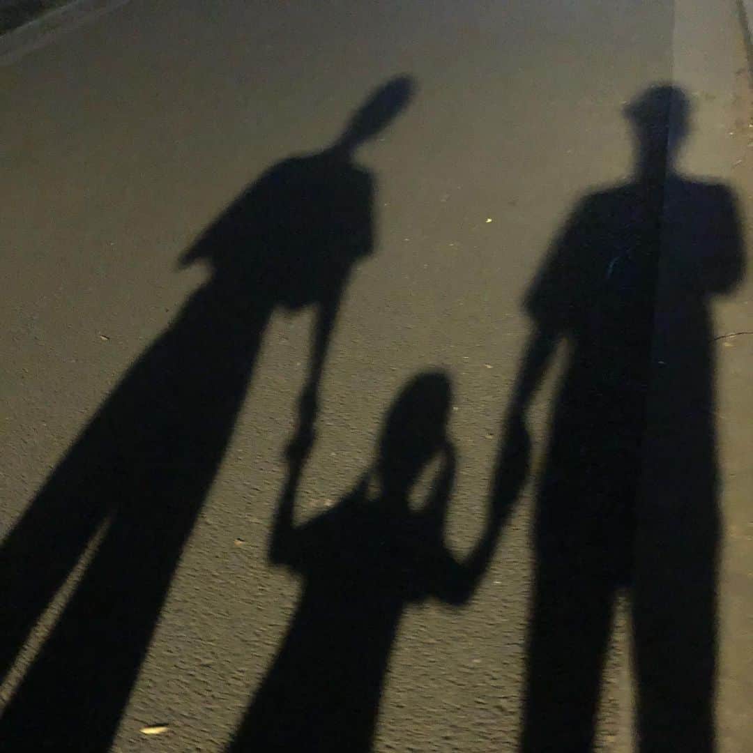 田村淳さんのインスタグラム写真 - (田村淳Instagram)「夜の公園を散歩しました。 2歳の娘が覚えたての アナと雪の女王の歌を 聞かせてくれました。 「ありのままの姿見せるのよ ありのままの自分になるの」  身に染みました… 本当そうあるべきだなぁと…」7月4日 14時44分 - atsushilb