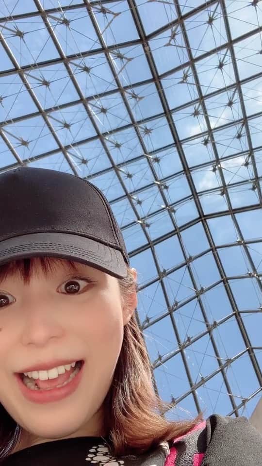 のインスタグラム：「パリに戻ってきましたー！ Japan Expo前の最後のオフは、 パリ初日に来たここ！ ルーヴル美術館✨✨✨」
