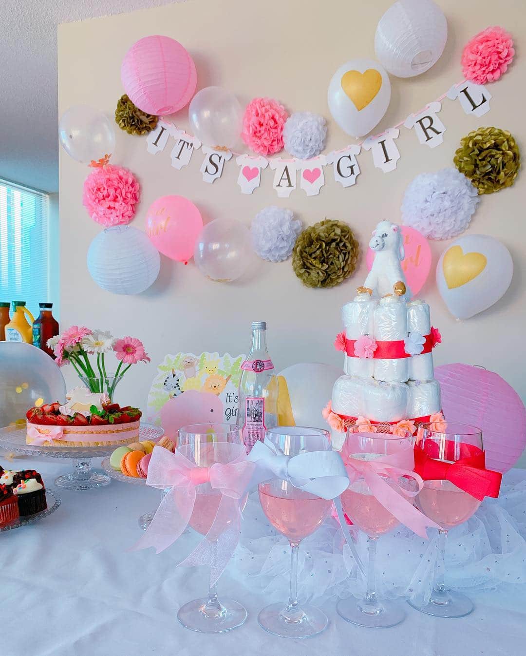 早川茉希さんのインスタグラム写真 - (早川茉希Instagram)「🎀It's a girl🎀  今年出産を控えたお友達二人の baby shower👶💗 ・ 初めての経験だったものの 可愛い物に囲まれて 準備や飾り付けがすごく楽しかった🥺✨ 手作りおむつケーキも素敵だし みんなのアイディアが素晴らしい👏🏻💕 ・ どこから見てもときめく可愛い空間で 子ども達とワイワイ楽しみました🥰  ケーキは @ecole_chez_haru 先生の 絶品苺シャルロットをデコレーション🍓💕 また食べられて嬉しいです😆❤️ ・ もうすぐ離れてしまうお友達もいて 寂しいけれど、シカゴで出会えて良かった🥺  赤ちゃん元気に生まれてきてね👶💓 出産頑張ってください❣️🙌🏻💕 ・ #babyshower #babygirl #itsagirl #party #ベビーシャワー #ベビーシャワーパーティー #ベビーシャワークッキー #ベビーシャワーケーキ #おむつケーキ #ホームパーティー #アメリカ暮らし #シカゴ #シカゴ生活 #駐在妻さんと仲良くなりたい」7月4日 14時51分 - maki_hayakawa