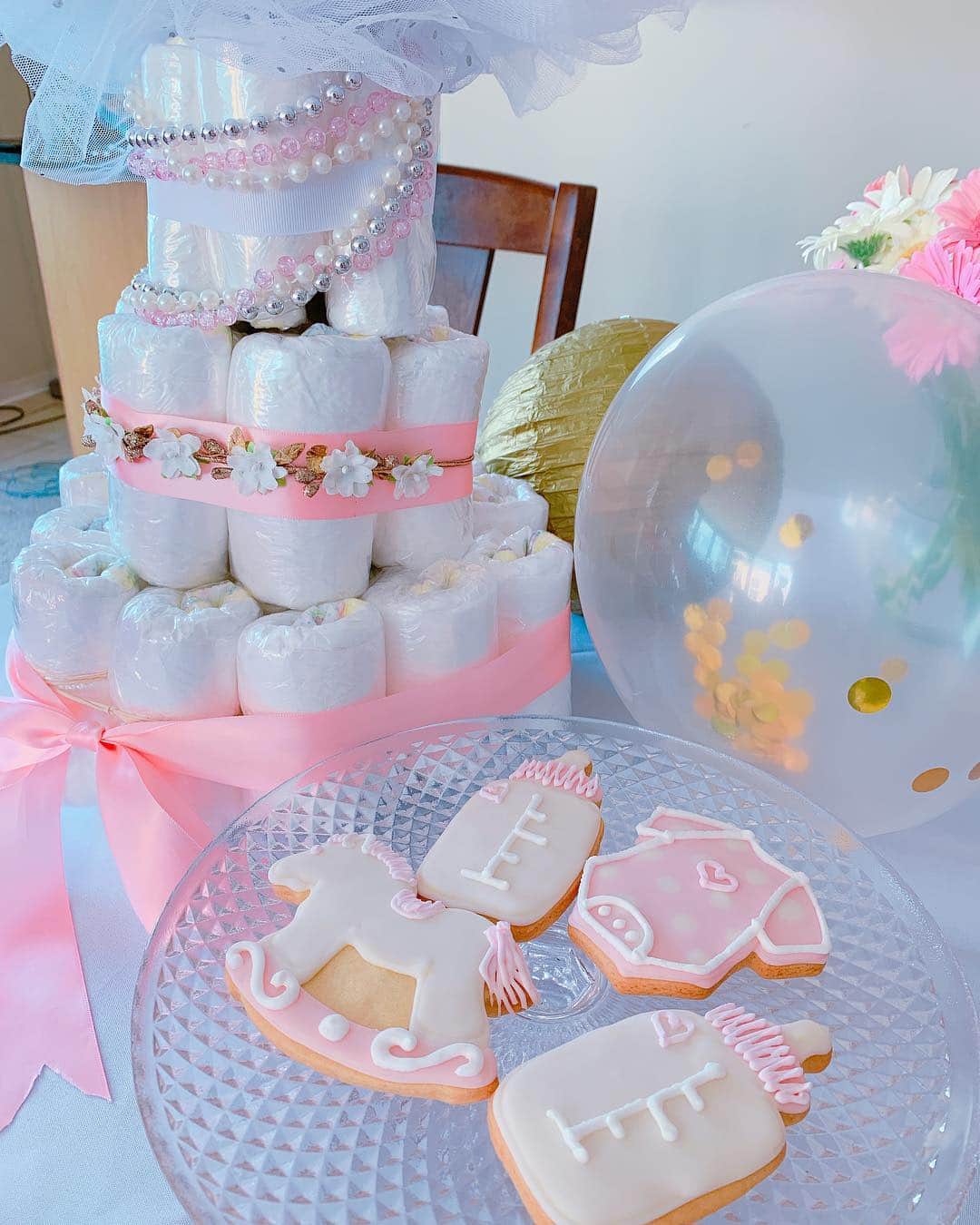 早川茉希さんのインスタグラム写真 - (早川茉希Instagram)「🎀It's a girl🎀  今年出産を控えたお友達二人の baby shower👶💗 ・ 初めての経験だったものの 可愛い物に囲まれて 準備や飾り付けがすごく楽しかった🥺✨ 手作りおむつケーキも素敵だし みんなのアイディアが素晴らしい👏🏻💕 ・ どこから見てもときめく可愛い空間で 子ども達とワイワイ楽しみました🥰  ケーキは @ecole_chez_haru 先生の 絶品苺シャルロットをデコレーション🍓💕 また食べられて嬉しいです😆❤️ ・ もうすぐ離れてしまうお友達もいて 寂しいけれど、シカゴで出会えて良かった🥺  赤ちゃん元気に生まれてきてね👶💓 出産頑張ってください❣️🙌🏻💕 ・ #babyshower #babygirl #itsagirl #party #ベビーシャワー #ベビーシャワーパーティー #ベビーシャワークッキー #ベビーシャワーケーキ #おむつケーキ #ホームパーティー #アメリカ暮らし #シカゴ #シカゴ生活 #駐在妻さんと仲良くなりたい」7月4日 14時51分 - maki_hayakawa