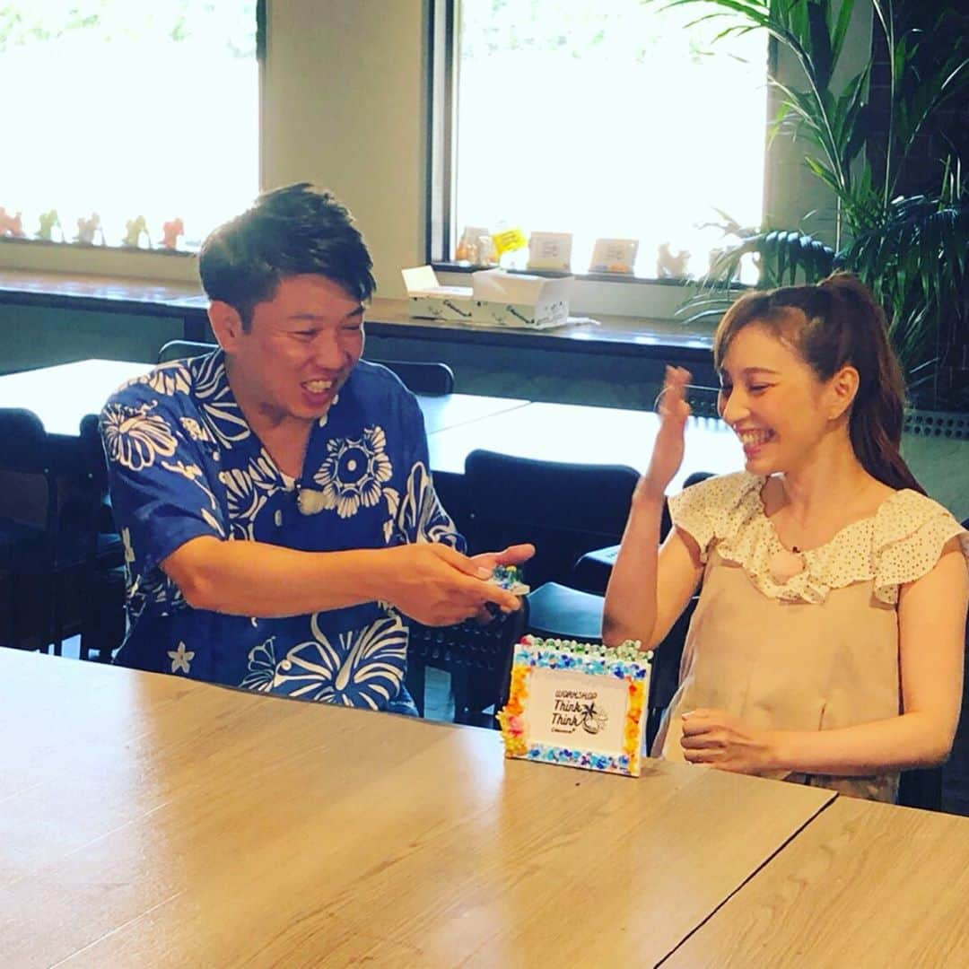 はいだしょうこさんのインスタグラム写真 - (はいだしょうこInstagram)「沖縄ロケ想ひ出✨  TKOの木本さんと、 中京テレビ「ぐっと！」のロケで、 沖縄に行ってきました😆✨ ロケでは、 はじめてご一緒でしたが、 私が私らしくいられて、 自然に楽しめました😆✨ ポンコツしょーこを、沢山フォローして頂いて😁✨ また、ご一緒したい！！ と思えた、ニコニコ😆ロケでした！！😆✨ #TKO #木本武宏  さん #沖縄ロケ #沖縄はやっぱりいいなぁ。。。 #木の下さんと呼んでしまっても、言われるまで気がつかないポンコツしょーこ🙄 #カメラ回ってない時ね🙄 #A型 #いっしょ #身長178センチ😁  #夕日が綺麗で、 #ステキな写真になったよ😃✨ #カメラ回ってない時も、いっぱい笑った😁✨ #楽しいお兄ちゃんがでーきたっ！！😆✨」7月4日 14時51分 - haida_shoko