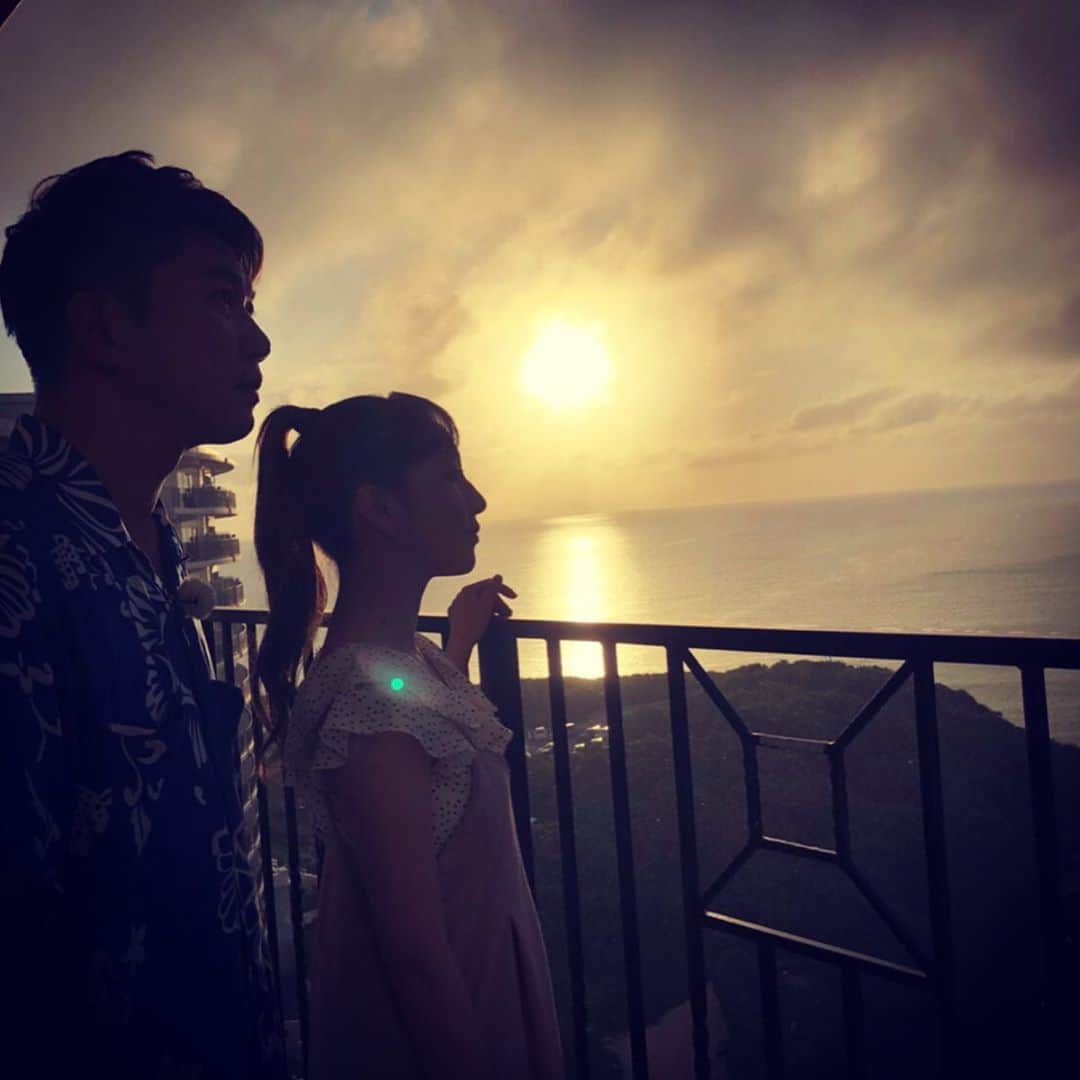 はいだしょうこさんのインスタグラム写真 - (はいだしょうこInstagram)「沖縄ロケ想ひ出✨  TKOの木本さんと、 中京テレビ「ぐっと！」のロケで、 沖縄に行ってきました😆✨ ロケでは、 はじめてご一緒でしたが、 私が私らしくいられて、 自然に楽しめました😆✨ ポンコツしょーこを、沢山フォローして頂いて😁✨ また、ご一緒したい！！ と思えた、ニコニコ😆ロケでした！！😆✨ #TKO #木本武宏  さん #沖縄ロケ #沖縄はやっぱりいいなぁ。。。 #木の下さんと呼んでしまっても、言われるまで気がつかないポンコツしょーこ🙄 #カメラ回ってない時ね🙄 #A型 #いっしょ #身長178センチ😁  #夕日が綺麗で、 #ステキな写真になったよ😃✨ #カメラ回ってない時も、いっぱい笑った😁✨ #楽しいお兄ちゃんがでーきたっ！！😆✨」7月4日 14時51分 - haida_shoko