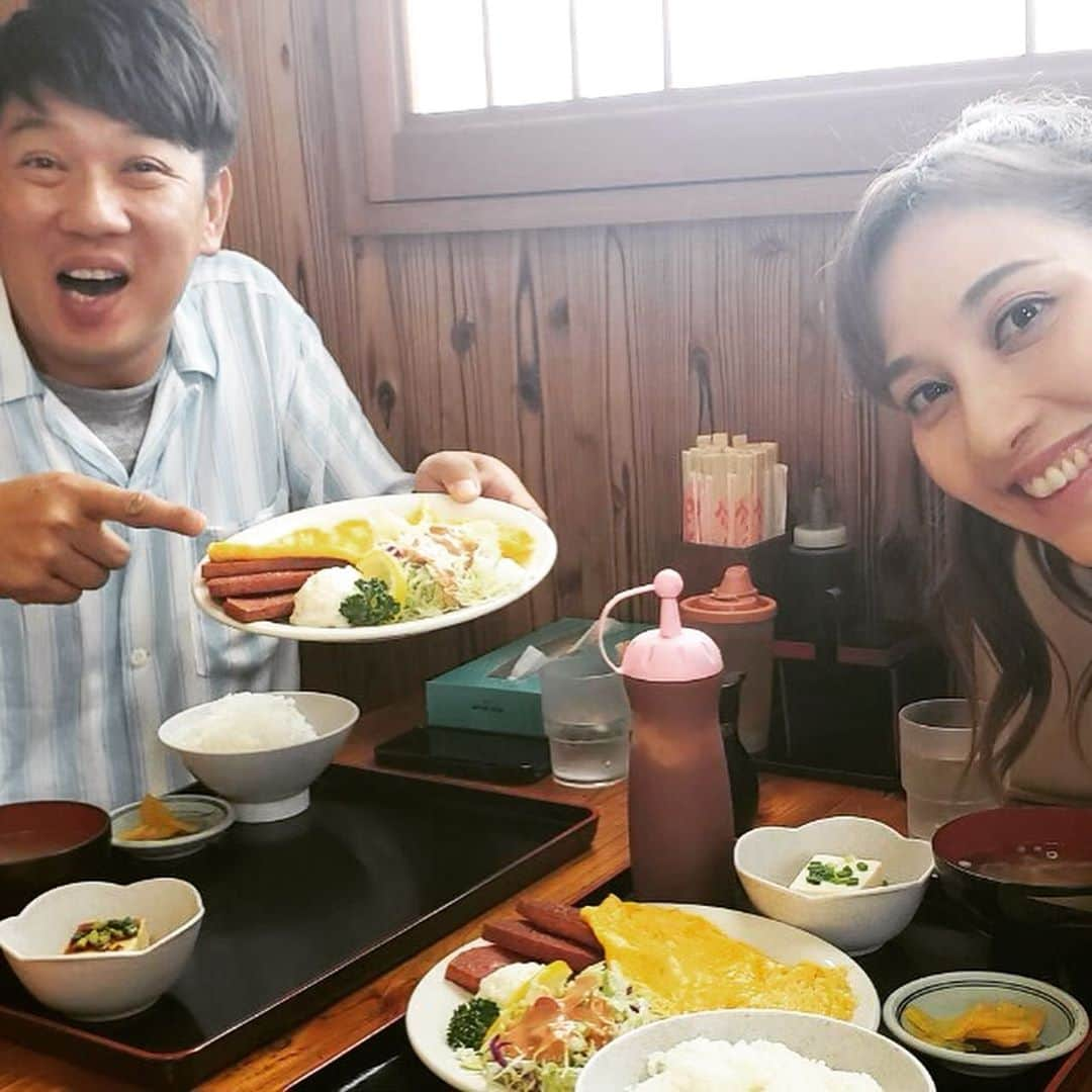 はいだしょうこさんのインスタグラム写真 - (はいだしょうこInstagram)「沖縄ロケ想ひ出✨  TKOの木本さんと、 中京テレビ「ぐっと！」のロケで、 沖縄に行ってきました😆✨ ロケでは、 はじめてご一緒でしたが、 私が私らしくいられて、 自然に楽しめました😆✨ ポンコツしょーこを、沢山フォローして頂いて😁✨ また、ご一緒したい！！ と思えた、ニコニコ😆ロケでした！！😆✨ #TKO #木本武宏  さん #沖縄ロケ #沖縄はやっぱりいいなぁ。。。 #木の下さんと呼んでしまっても、言われるまで気がつかないポンコツしょーこ🙄 #カメラ回ってない時ね🙄 #A型 #いっしょ #身長178センチ😁  #夕日が綺麗で、 #ステキな写真になったよ😃✨ #カメラ回ってない時も、いっぱい笑った😁✨ #楽しいお兄ちゃんがでーきたっ！！😆✨」7月4日 14時51分 - haida_shoko