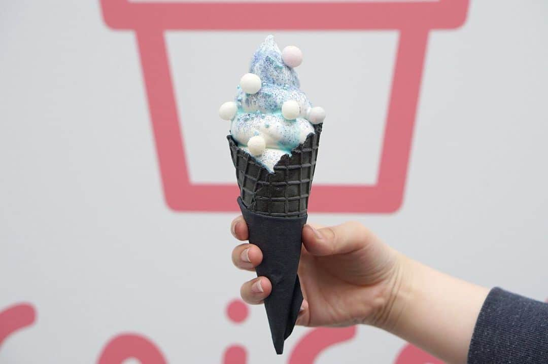 COISOF（コイソフ）のインスタグラム：「☂️あめいろソフト🍦  北海道産超濃厚ミルクソフトクリームに鮮やかなライチシロップをトッピング！💕 本日は雨☔️なのでおいりつけちゃいます😋💕 あめいろソフトの詳細はこちら⬇ http://www.favy.jp/topics/26676  東京都中央区銀座四丁目3番1号 並木館9階  11:00～23:00（L.O 22:00 無休）  TEL:050-3628-5009  HP:http://coisof.favy.jp/ ・ ・ #ソフトクリーム  #coisof #コイソフ #スイーツ好きな人と繋がりたい #カフェ #カフェ巡り  #銀座 #パフェ #アイスクリーム  #スイーツ  #coiソフト #恋 #インスタ映え #梅雨限定  #softcream #cute #sweets  #dessert #instafood #ginza  #photogenic #icecream #photography #cafe #followme #art #summer #food  #blue」