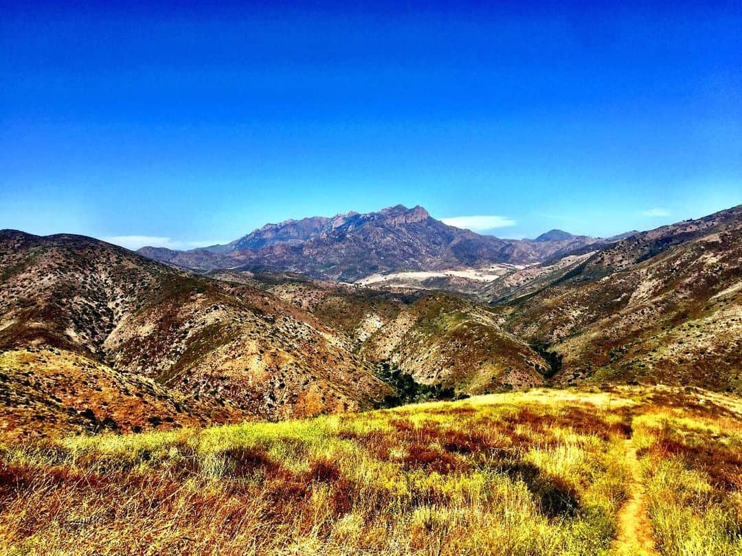 シャーニ・ヴィンソンのインスタグラム：「First time hiking Point Mugu ⛰ #california #mountains #ocean #trails #hike #malibu #hills #view #nature」