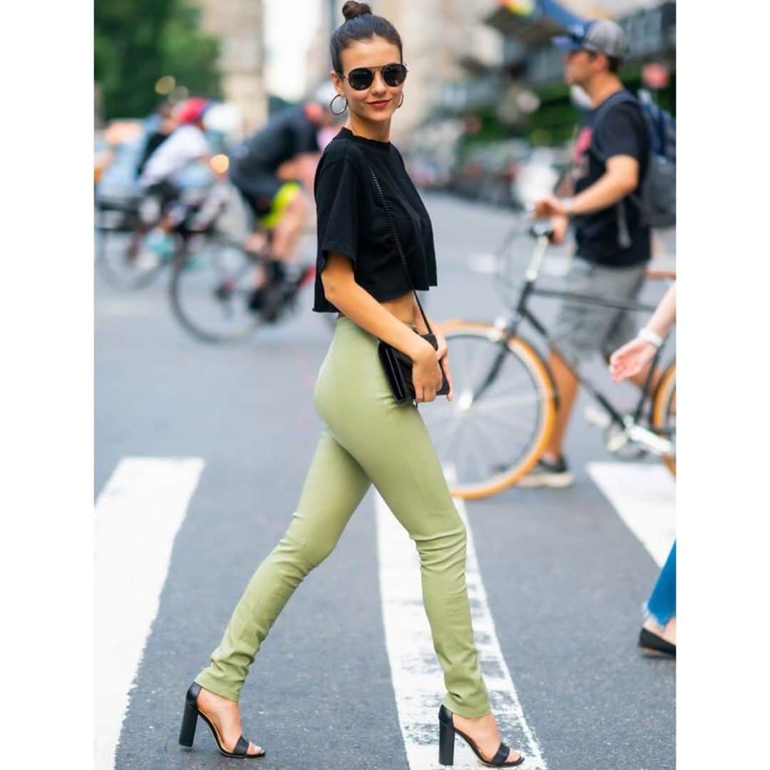 サムエデルマンのインスタグラム：「Walk this way @victoriajustice in our Yaro Sandal」