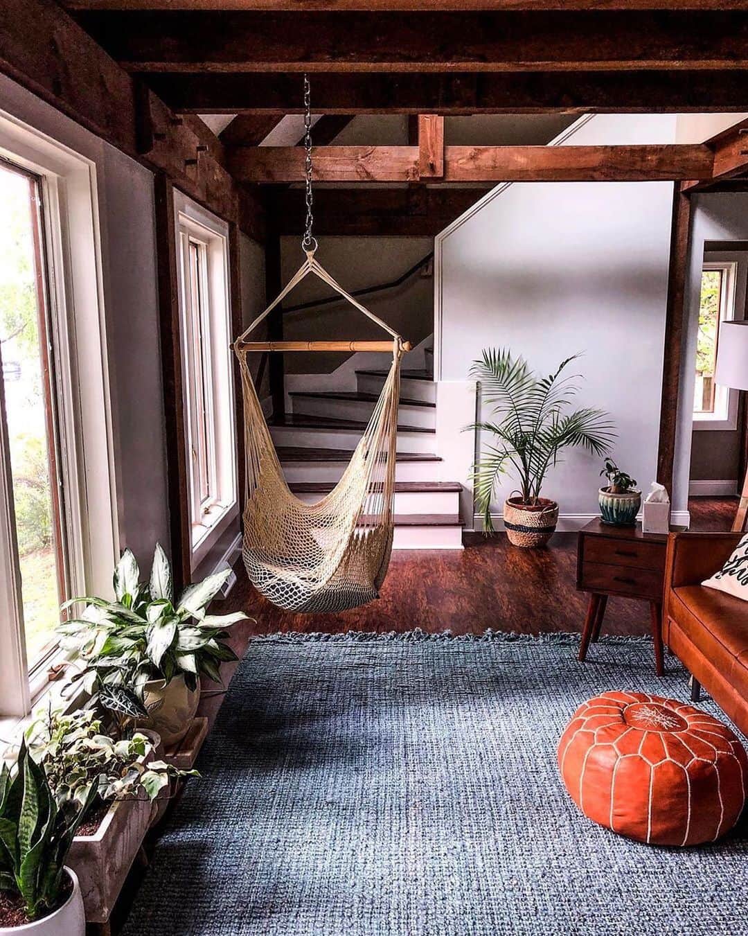 Airbnbさんのインスタグラム写真 - (AirbnbInstagram)「Giana’s spacious cabin is perfectly situated for exploring Amish Country or kayaking the Susquehanna. Just be sure to save enough time in between adventures for the important work of deciding which of the three hammock chairs offers the best view.  Photo: @breakfastattiffanymaries」7月4日 6時26分 - airbnb