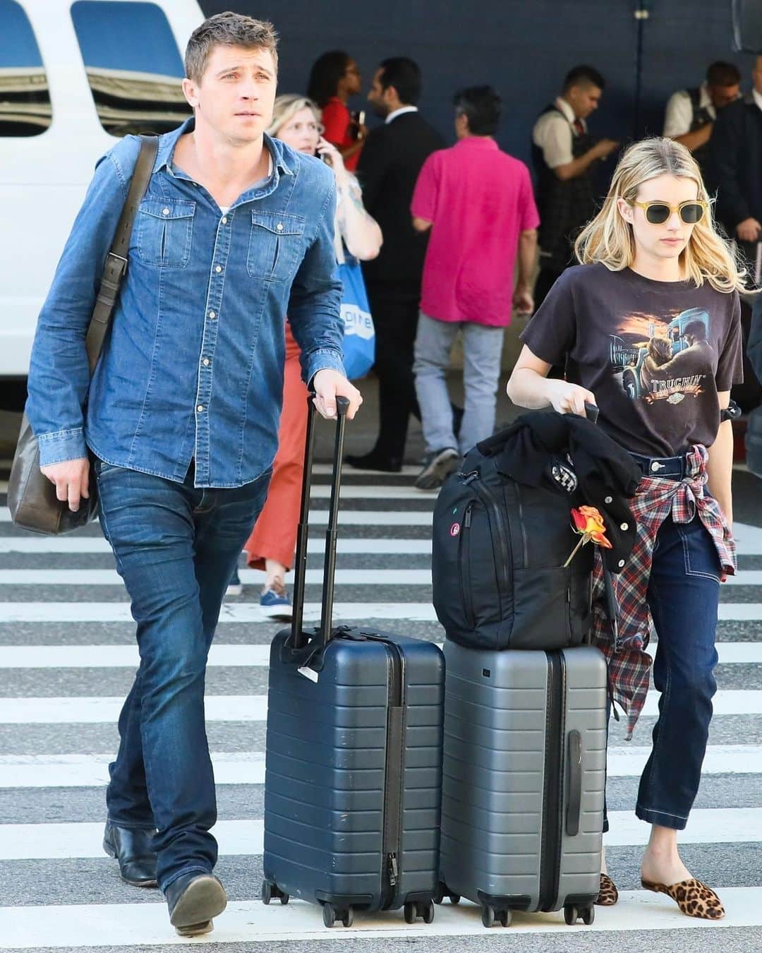 Just Jaredさんのインスタグラム写真 - (Just JaredInstagram)「Garrett Hedlund and @emmaroberts couple up for a flight together! #GarrettHedlund #EmmaRoberts Photo: Backgrid」7月4日 6時35分 - justjared