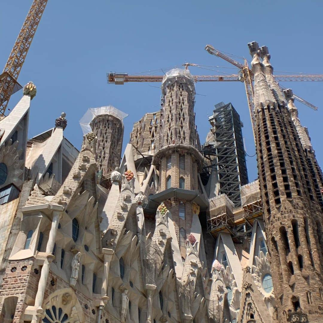 安床武士さんのインスタグラム写真 - (安床武士Instagram)「Sagrada Familia!! Beautiful...Thank you🇪🇸✨ バルセロナといえばサグラダファミリア。 1882年から建設が始まって今もまだ建設中の建物は、古いところと新しいところのコントラストも芸術の一部のようで圧倒でした。 #sagradafamilia #barcelona #サグラダファミリア #バルセロナ #3枚目の新しい方の正面はもはや別の建物感 #ところどころ謎のフルーツ的な #リアルに作業中 #日差しが強い #カバンをスリされそうになりましたがギリぎりのところで阻止 #バルセロナに行く際は本当に気をつけて」7月4日 6時38分 - takeshiyasutoko