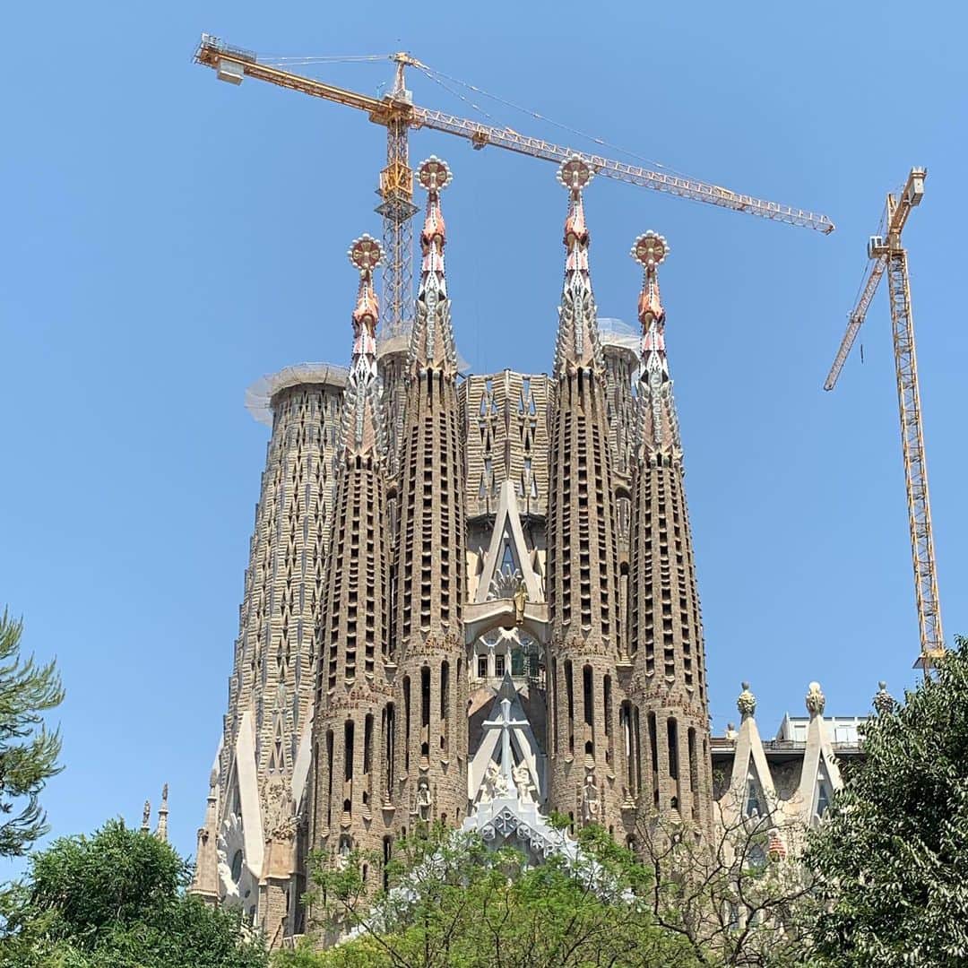 安床武士さんのインスタグラム写真 - (安床武士Instagram)「Sagrada Familia!! Beautiful...Thank you🇪🇸✨ バルセロナといえばサグラダファミリア。 1882年から建設が始まって今もまだ建設中の建物は、古いところと新しいところのコントラストも芸術の一部のようで圧倒でした。 #sagradafamilia #barcelona #サグラダファミリア #バルセロナ #3枚目の新しい方の正面はもはや別の建物感 #ところどころ謎のフルーツ的な #リアルに作業中 #日差しが強い #カバンをスリされそうになりましたがギリぎりのところで阻止 #バルセロナに行く際は本当に気をつけて」7月4日 6時38分 - takeshiyasutoko