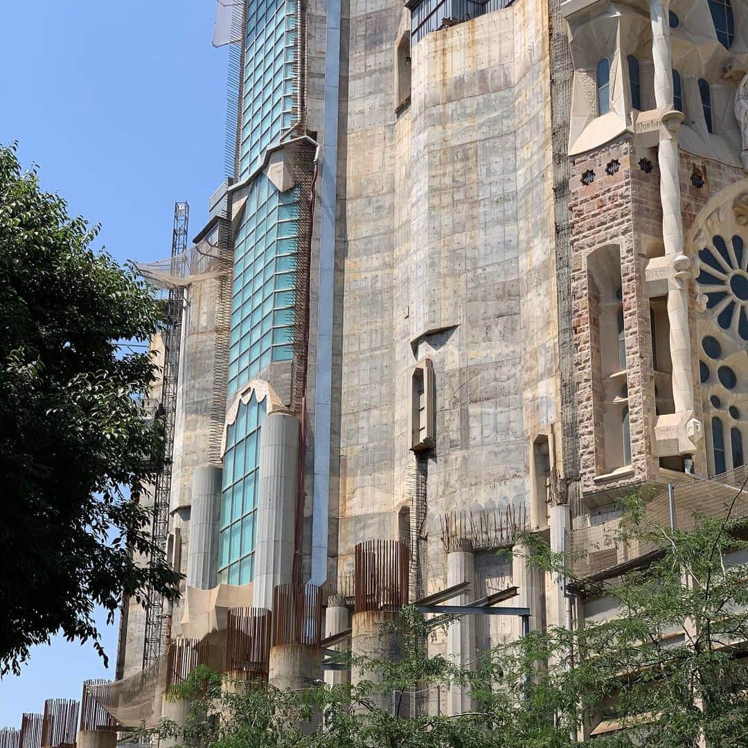安床武士さんのインスタグラム写真 - (安床武士Instagram)「Sagrada Familia!! Beautiful...Thank you🇪🇸✨ バルセロナといえばサグラダファミリア。 1882年から建設が始まって今もまだ建設中の建物は、古いところと新しいところのコントラストも芸術の一部のようで圧倒でした。 #sagradafamilia #barcelona #サグラダファミリア #バルセロナ #3枚目の新しい方の正面はもはや別の建物感 #ところどころ謎のフルーツ的な #リアルに作業中 #日差しが強い #カバンをスリされそうになりましたがギリぎりのところで阻止 #バルセロナに行く際は本当に気をつけて」7月4日 6時38分 - takeshiyasutoko