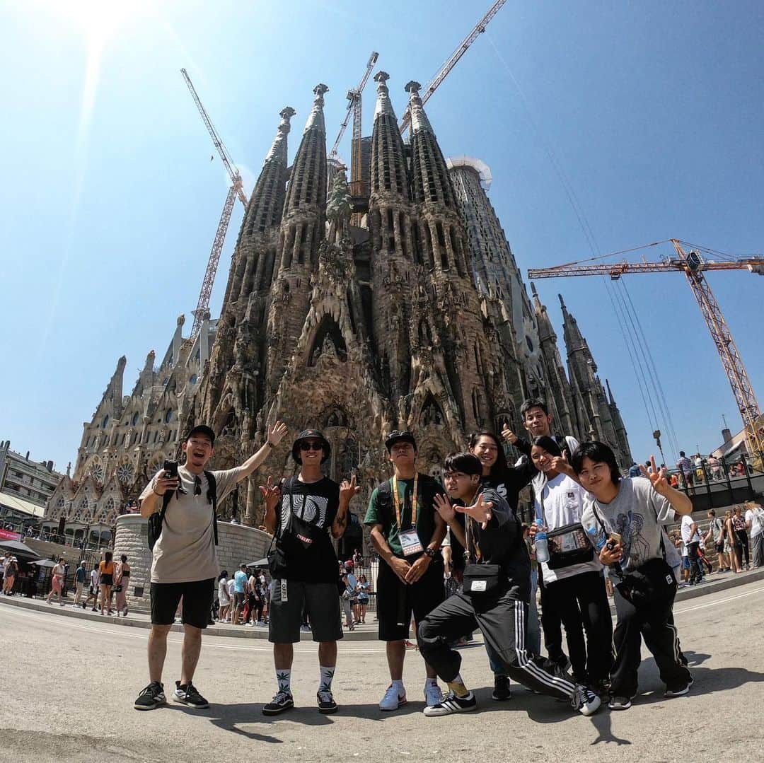 安床武士のインスタグラム：「Sagrada Familia!! Beautiful...Thank you🇪🇸✨ バルセロナといえばサグラダファミリア。 1882年から建設が始まって今もまだ建設中の建物は、古いところと新しいところのコントラストも芸術の一部のようで圧倒でした。 #sagradafamilia #barcelona #サグラダファミリア #バルセロナ #3枚目の新しい方の正面はもはや別の建物感 #ところどころ謎のフルーツ的な #リアルに作業中 #日差しが強い #カバンをスリされそうになりましたがギリぎりのところで阻止 #バルセロナに行く際は本当に気をつけて」