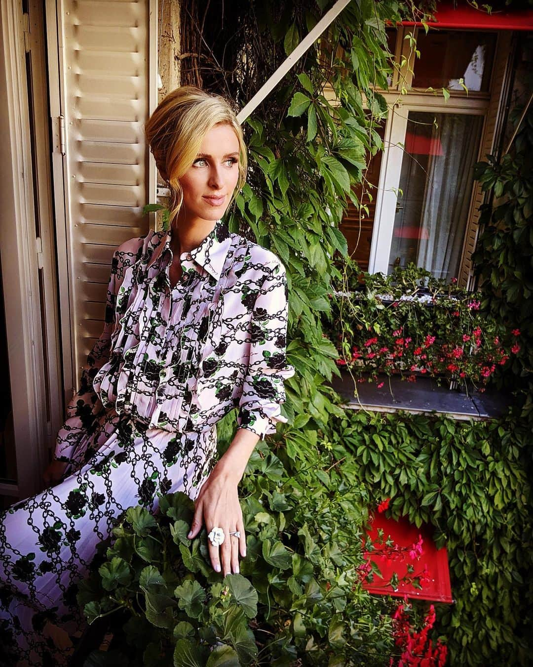 ニッキー・ヒルトンさんのインスタグラム写真 - (ニッキー・ヒルトンInstagram)「🥀 @maisonvalentino」7月4日 6時53分 - nickyhilton