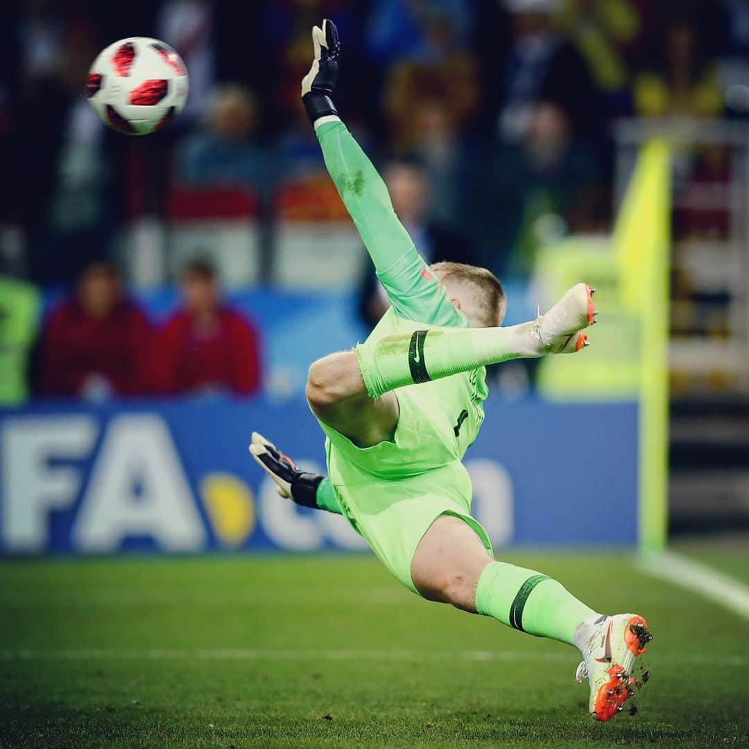 サッカー イングランド代表チームさんのインスタグラム写真 - (サッカー イングランド代表チームInstagram)「The save. The winning penalty. Which one did you celebrate more? 🤔」7月4日 6時53分 - england