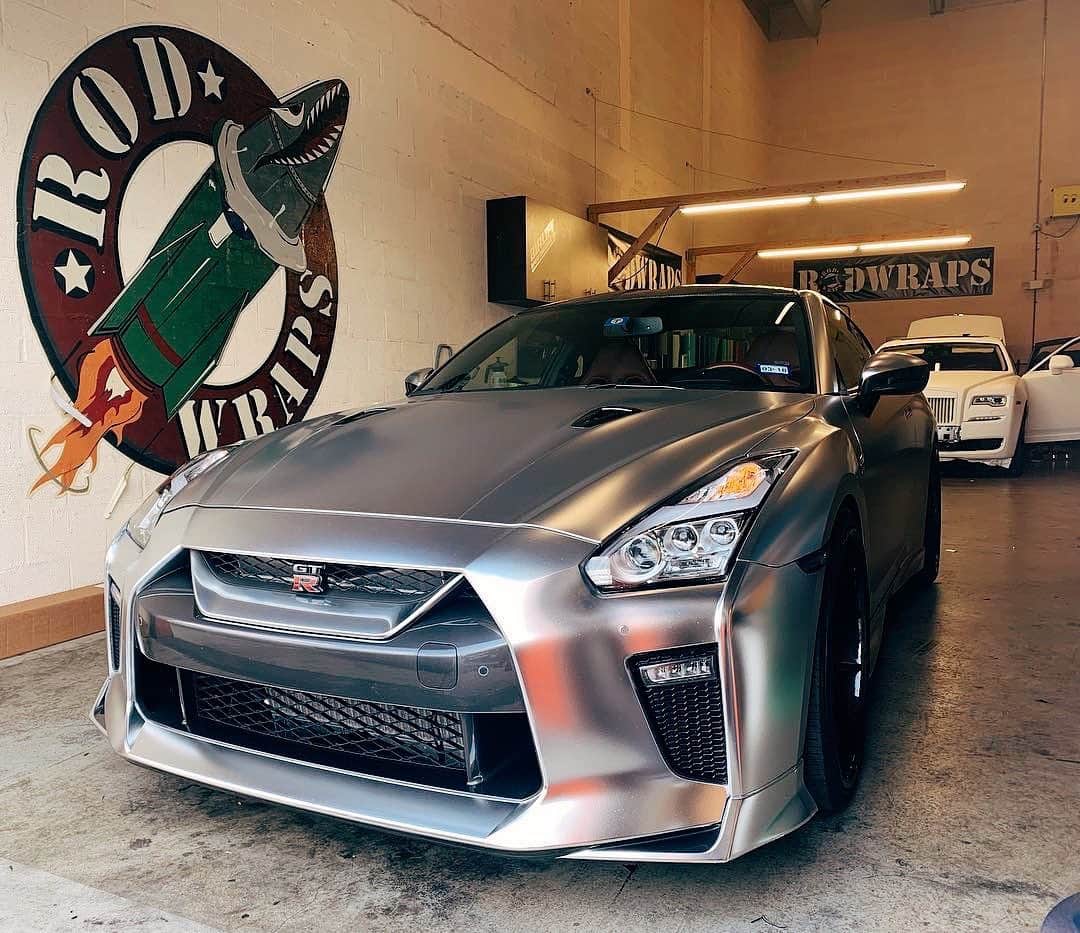 CARLiFESTYLEさんのインスタグラム写真 - (CARLiFESTYLEInstagram)「Silver bullet GTR done by @rodwraps What do you guys think? #carlifestyle @rodwraps」7月4日 6時58分 - carlifestyle