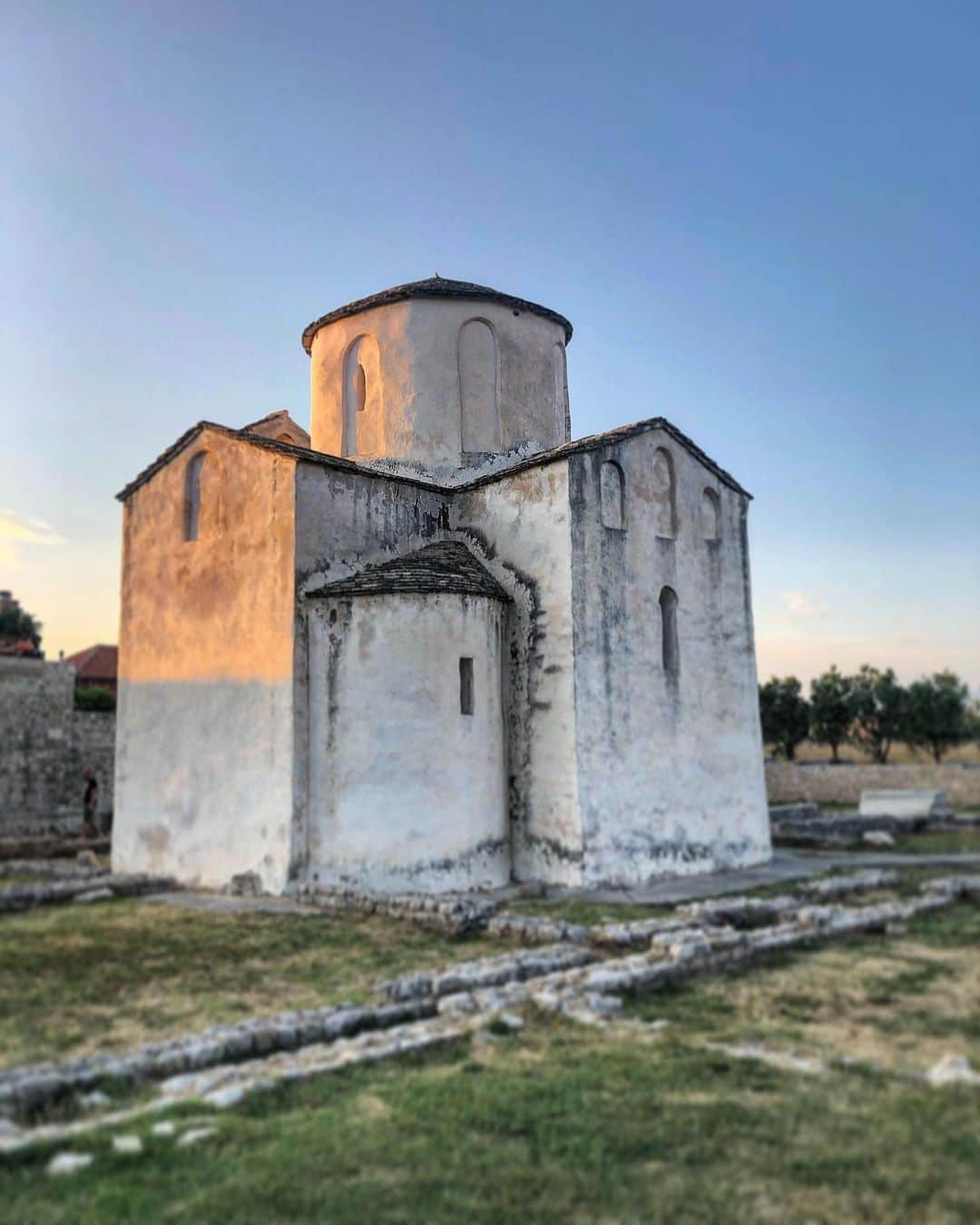 ゴラン・ヴィシュニックさんのインスタグラム写真 - (ゴラン・ヴィシュニックInstagram)「Church of the Holly Cross, in Nin. This beautiful building is one of the best preserved monuments of early Croatian religious architecture. It was built in the 9th century, the Early Christian period and it remains untouched since its construction to date... 😱 ... In these parts that’s an achievement, trust me... And today’s Nin is enchanting and gorgeous little town to visit... 🇭🇷😊 ... #croatia #nin #church」7月4日 6時58分 - goran_visnjic